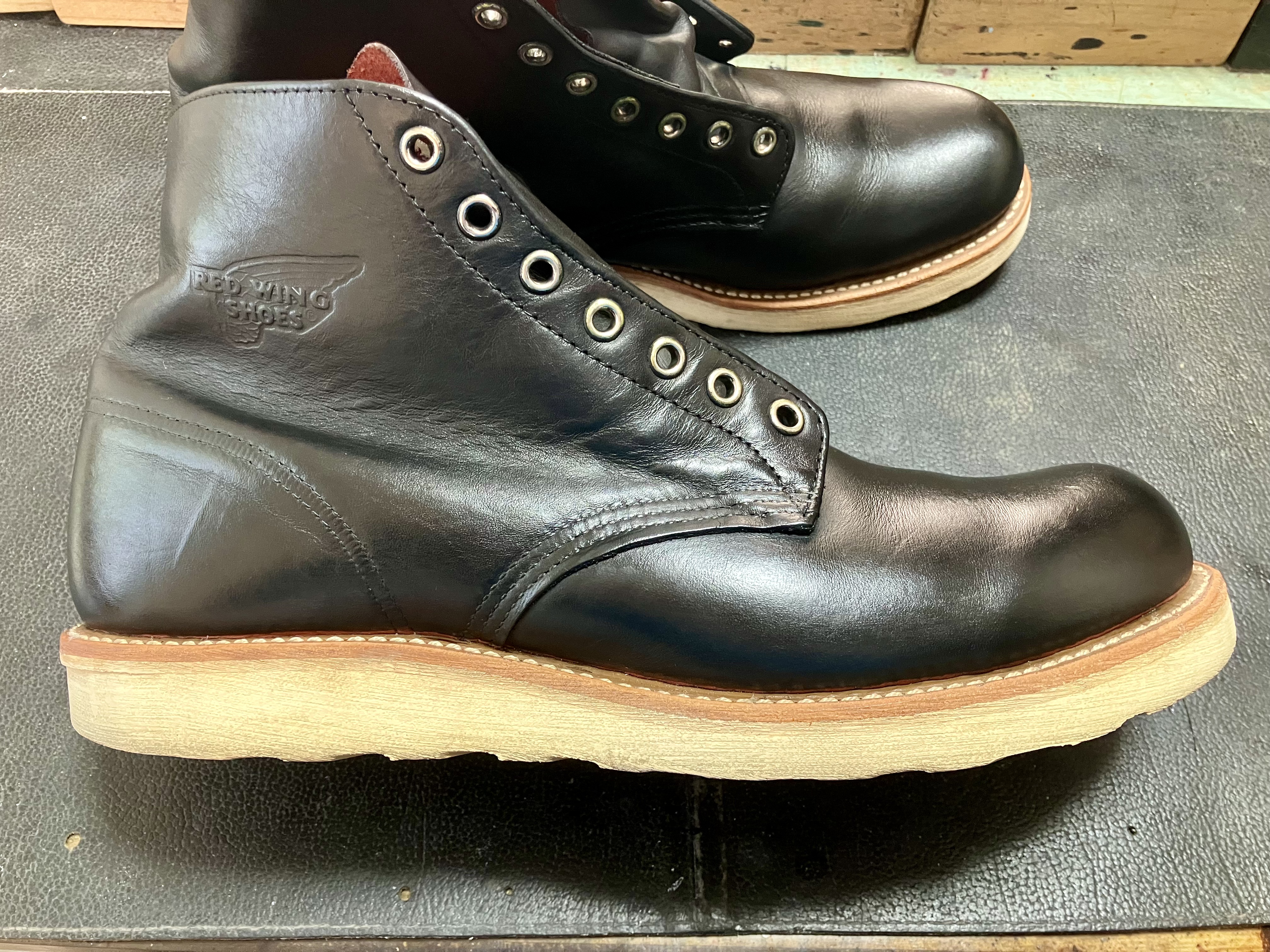 黒色に染め替えしたレッドウィングのサイドビュー