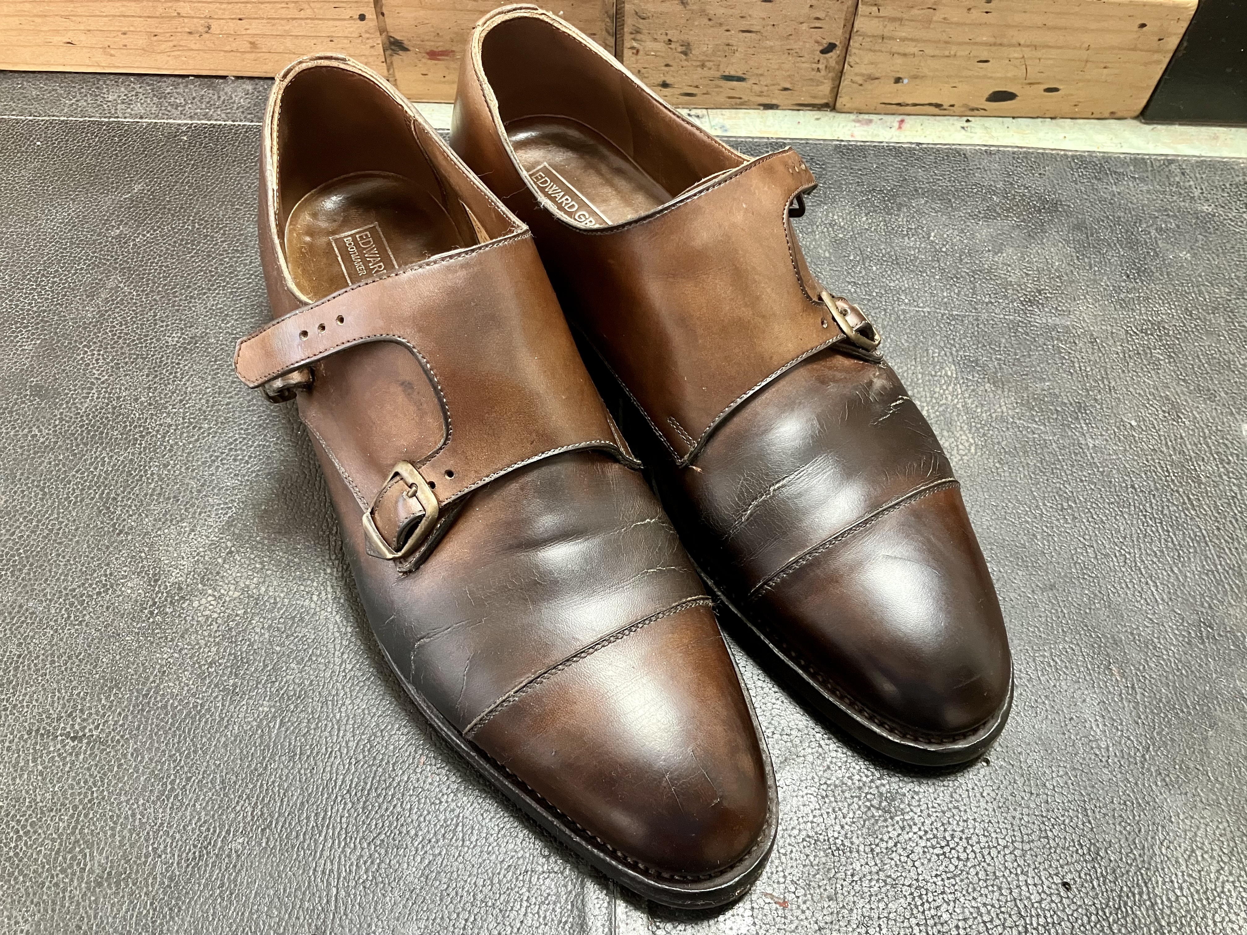 お手入れ前、色ツヤが落ちたエドワードグリーン