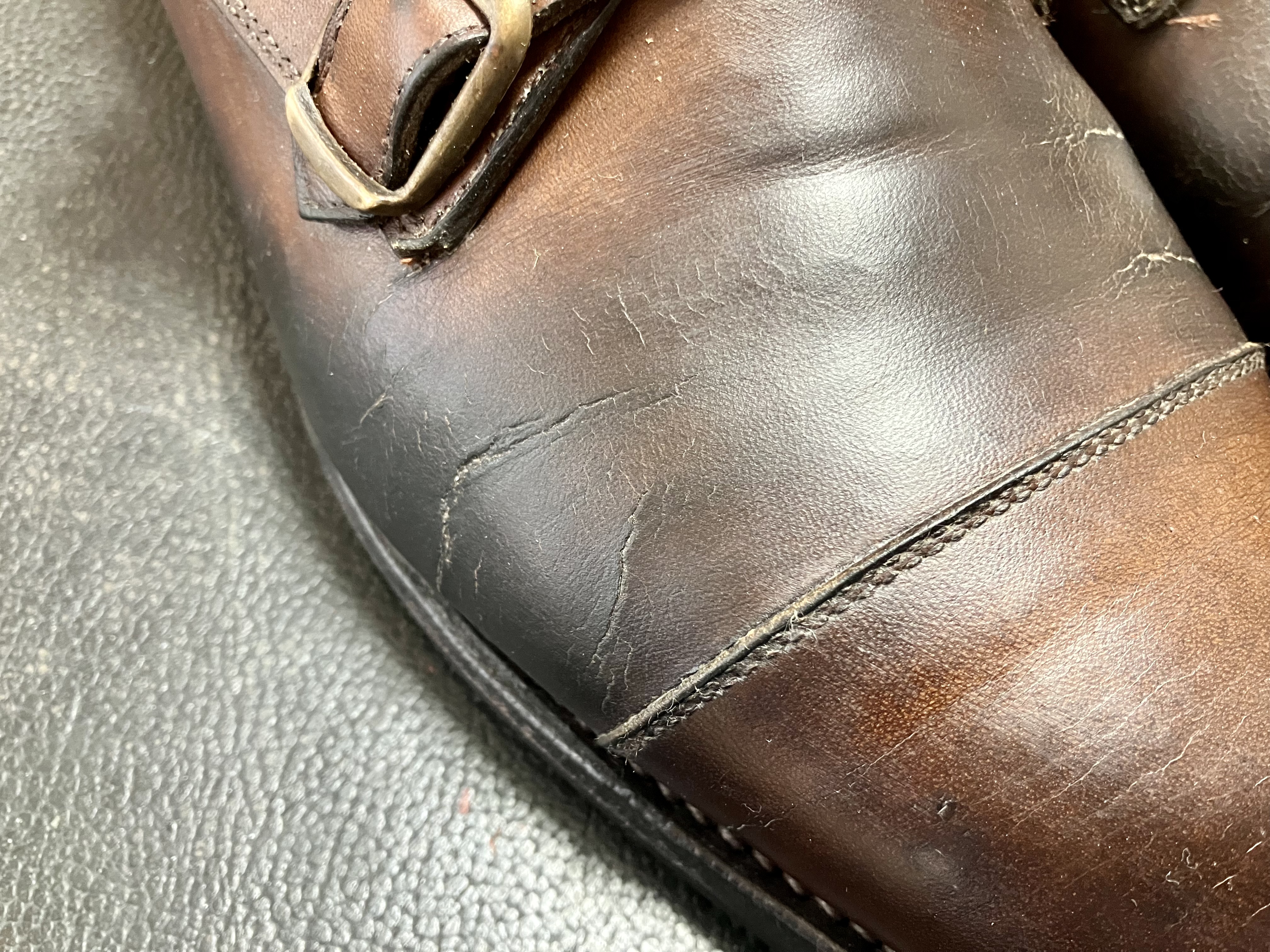 右足外側のひび割れ