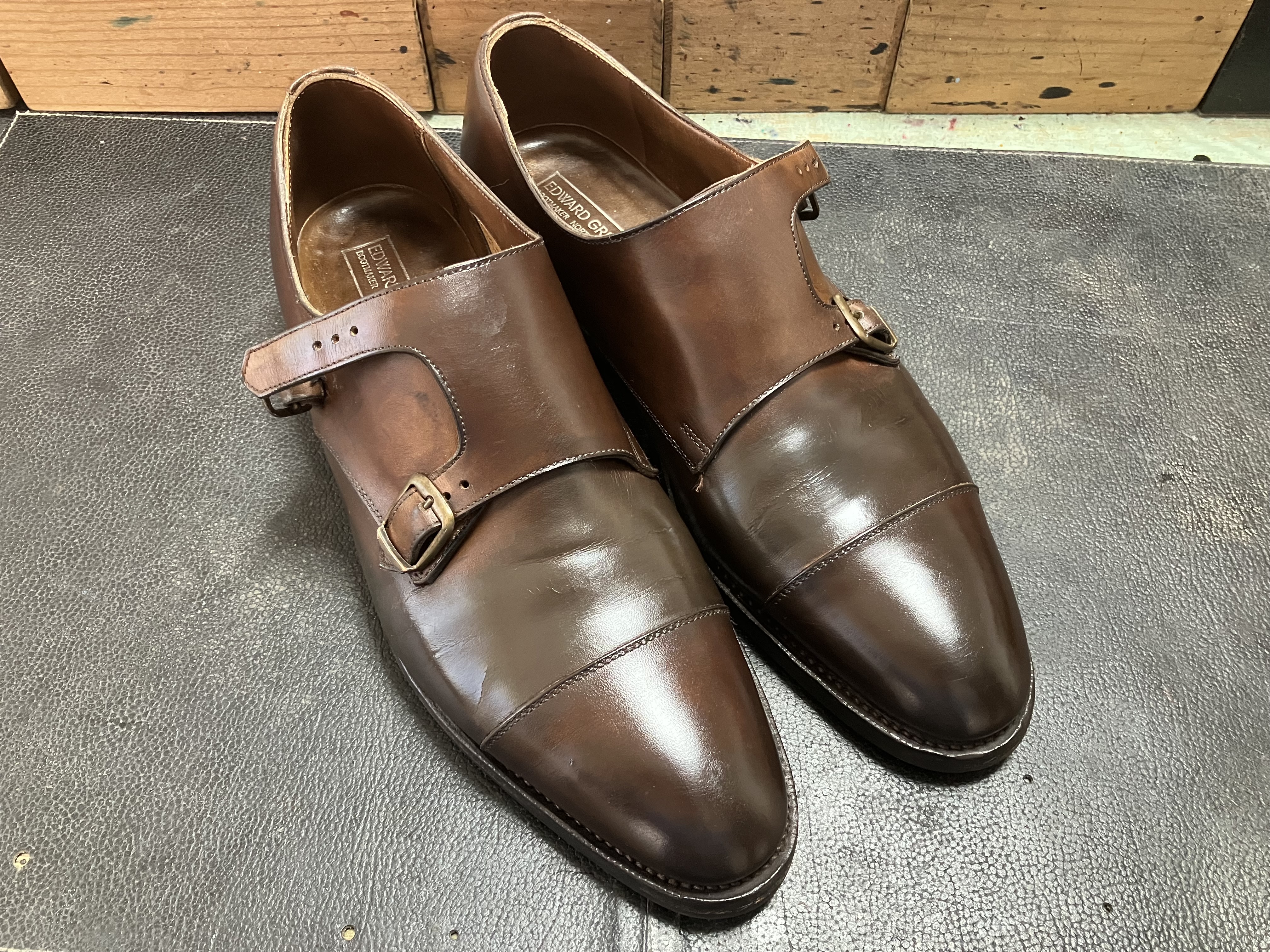 ひび割れ補修後に仕上げ磨きしたエドワードグリーン