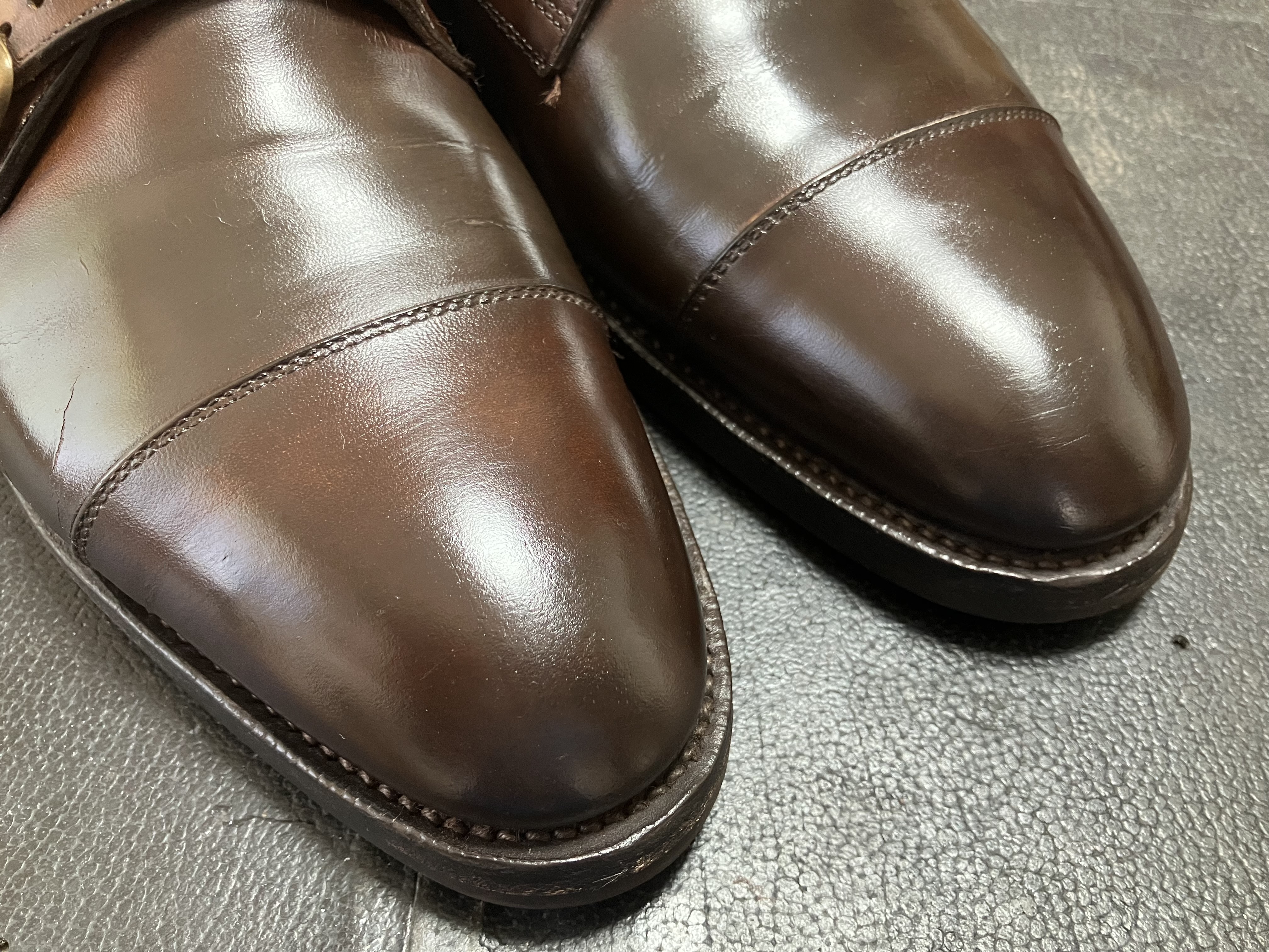 仕上げ磨きしたエドワードグリーンのつま先