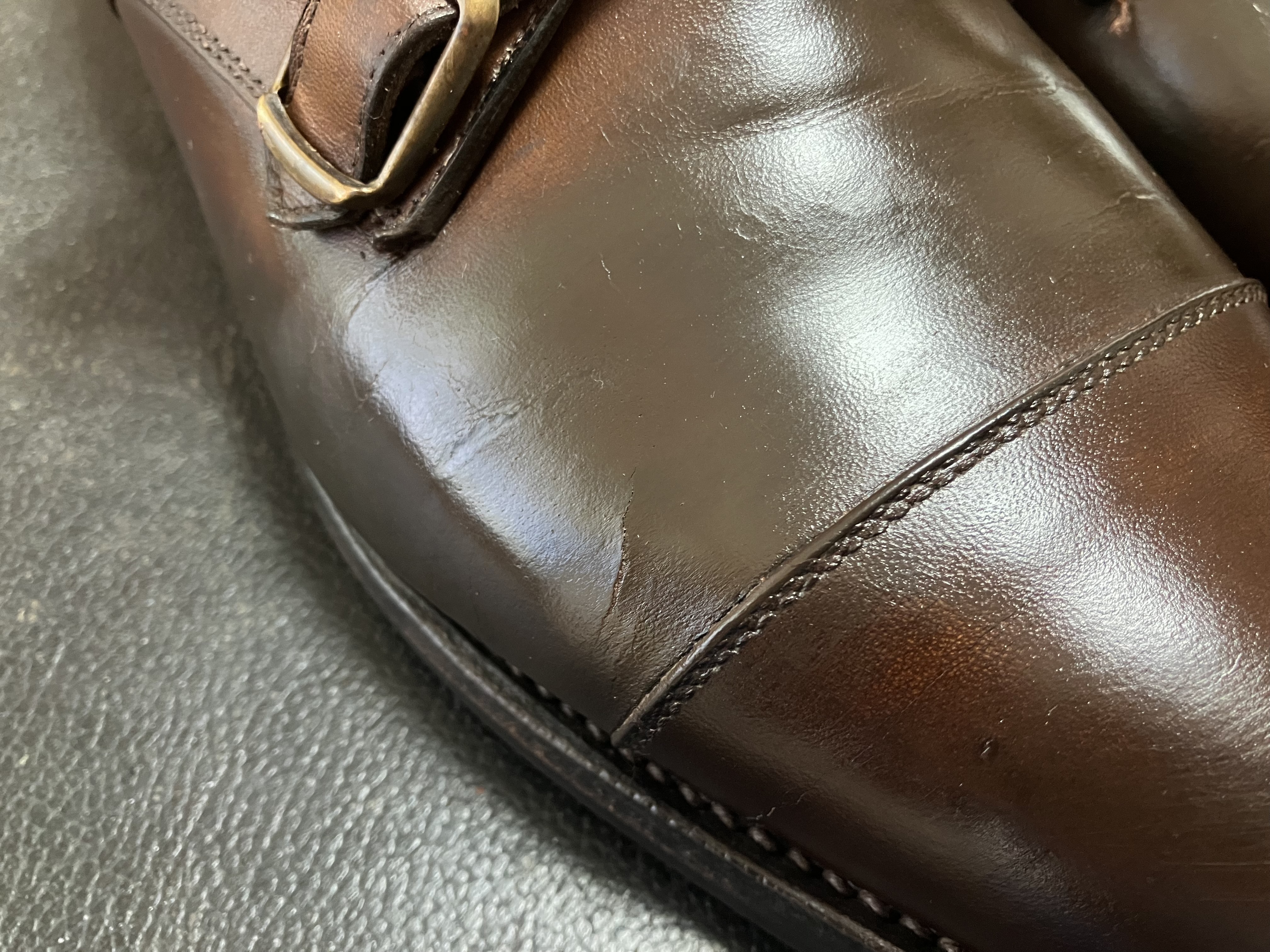 ひび割れ補修が完了した革靴