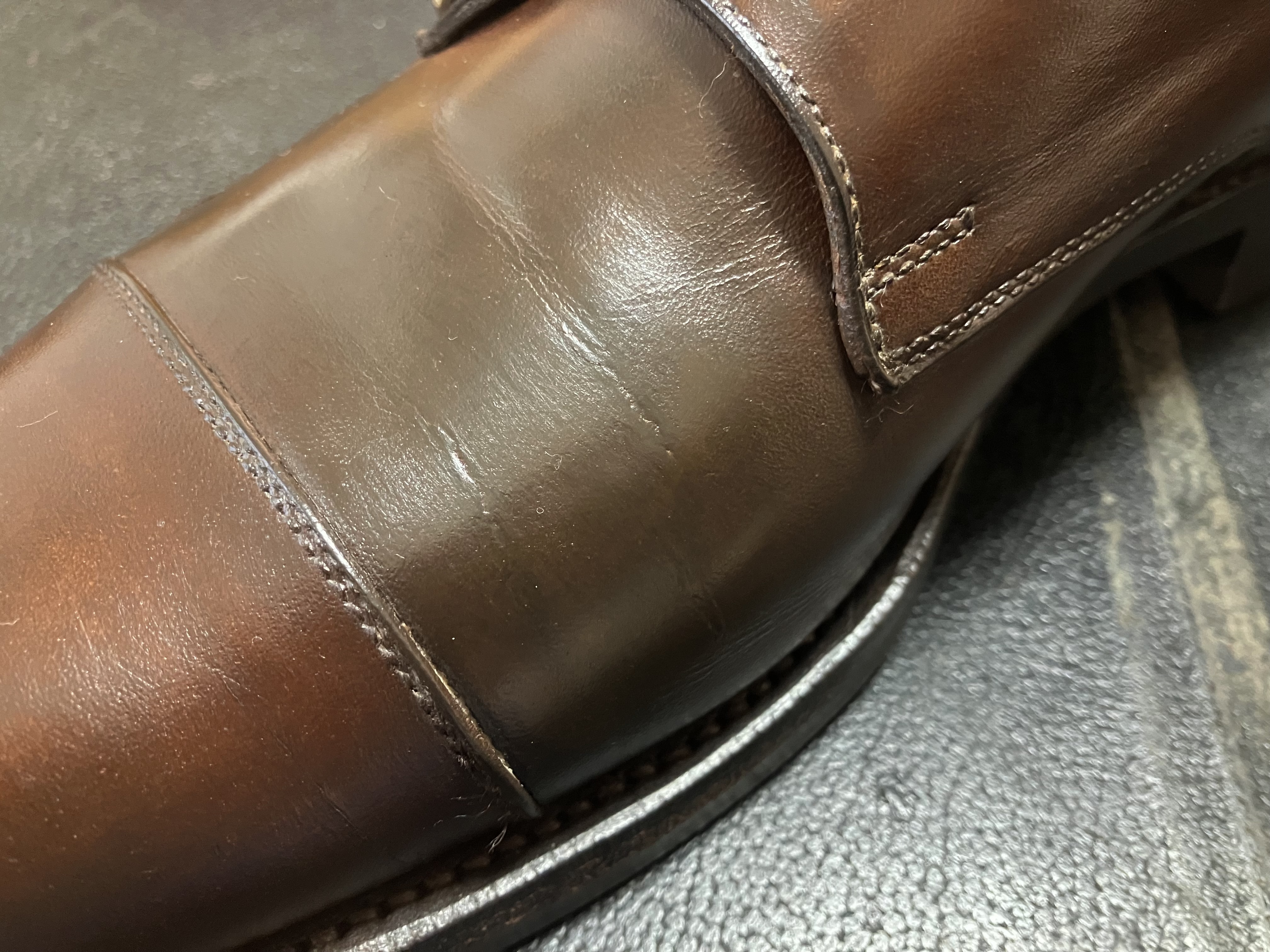 クラック修理修復した革靴のサイドから