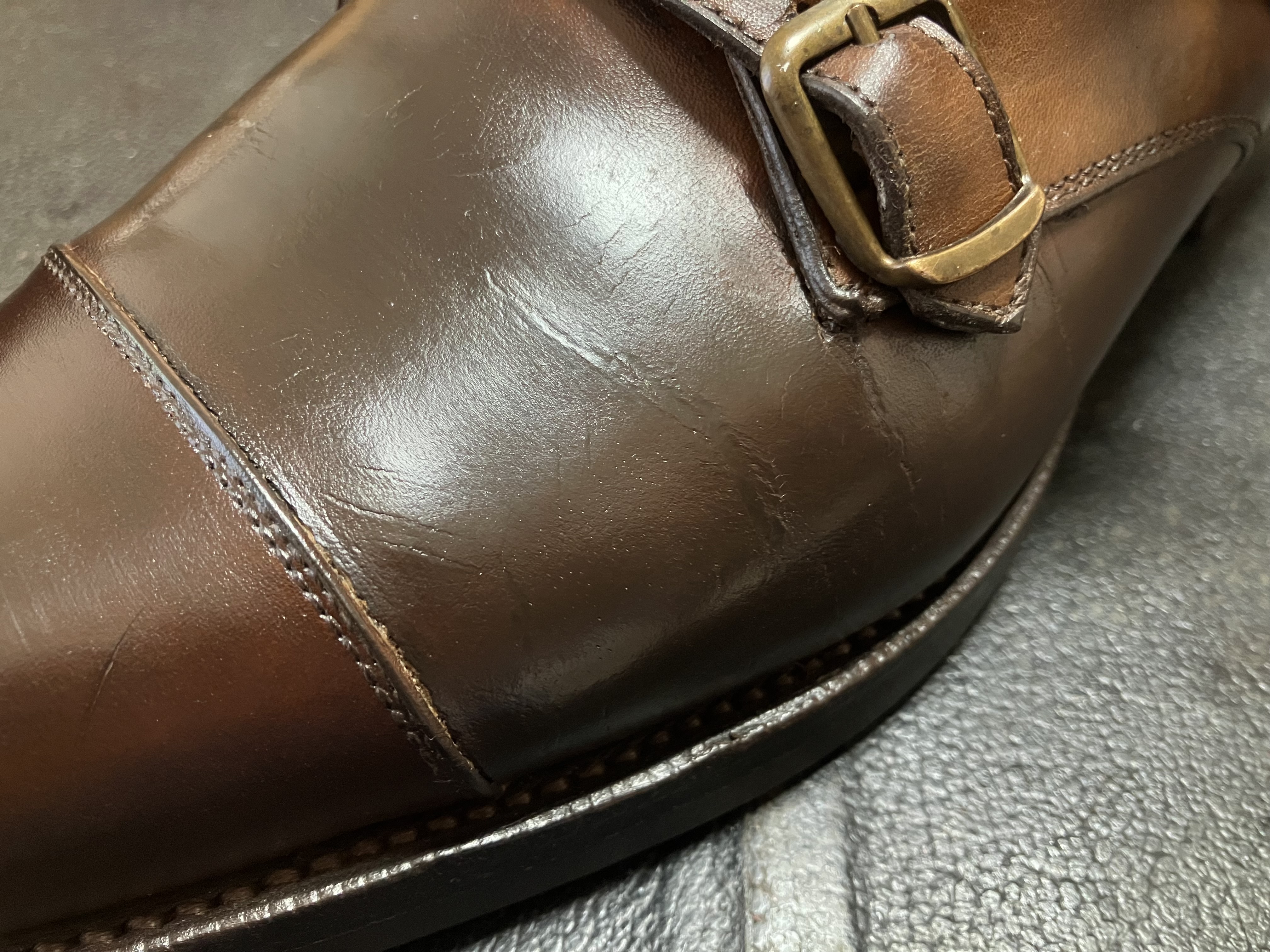 左足のひび割れを修理修復