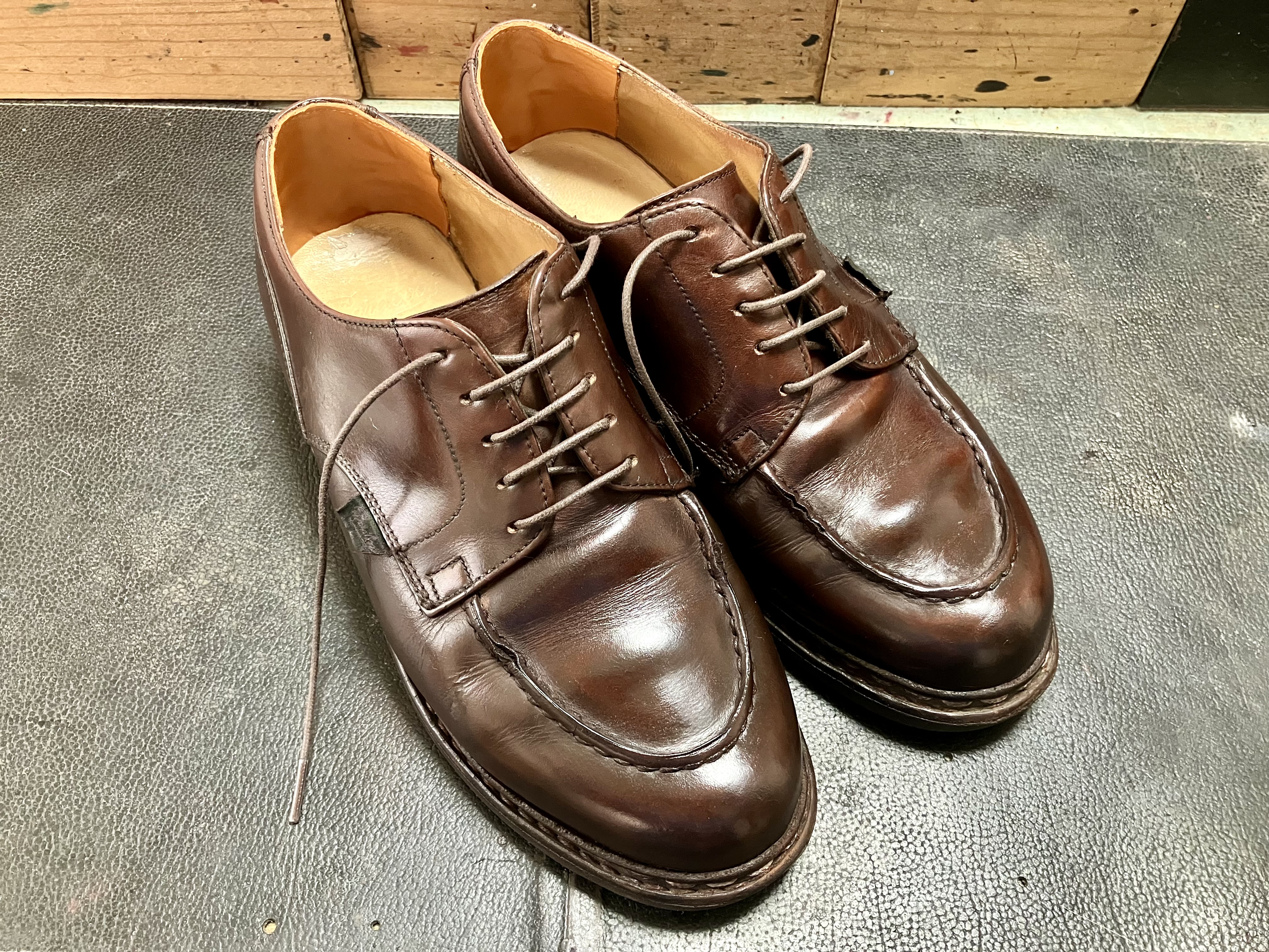 ひび割れ補修後に仕上げ磨きをしたパラブーツ、シャンボード