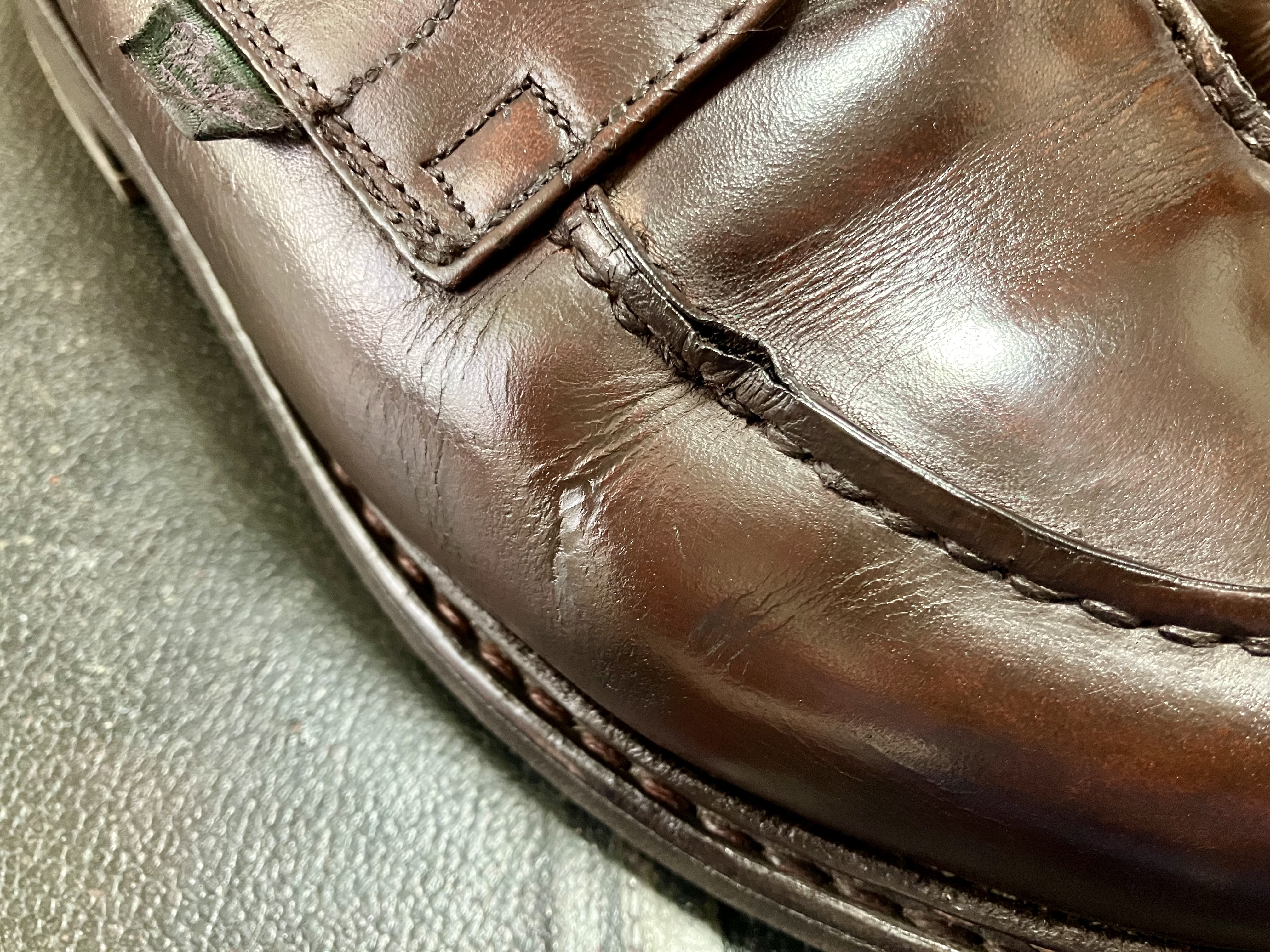 ひび割れが補修された革靴