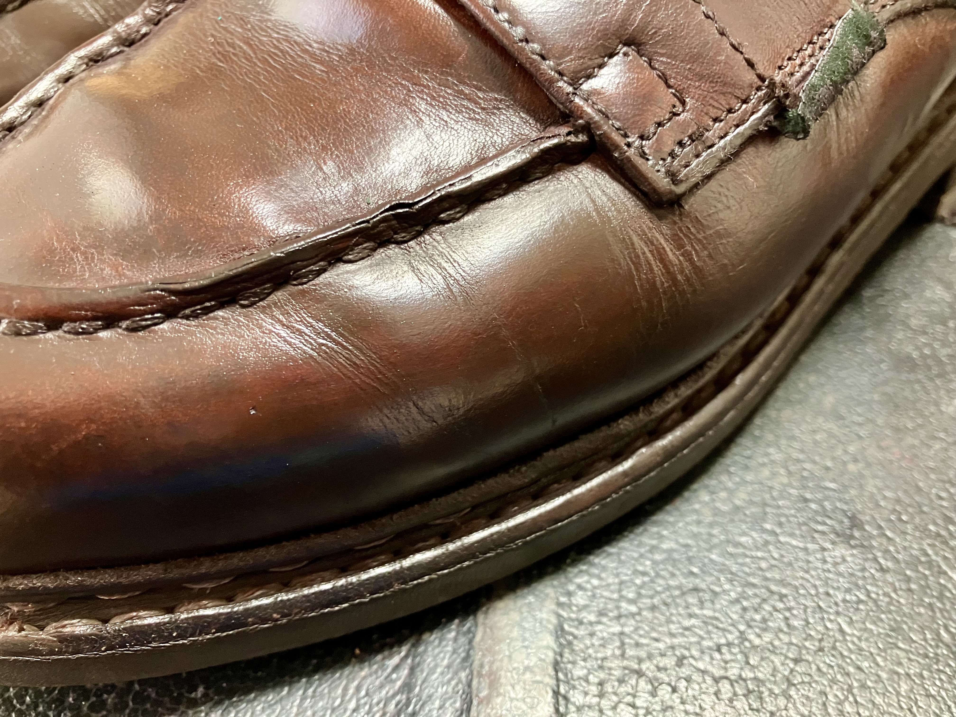 ひび割れ、クラック補修が完了した革靴