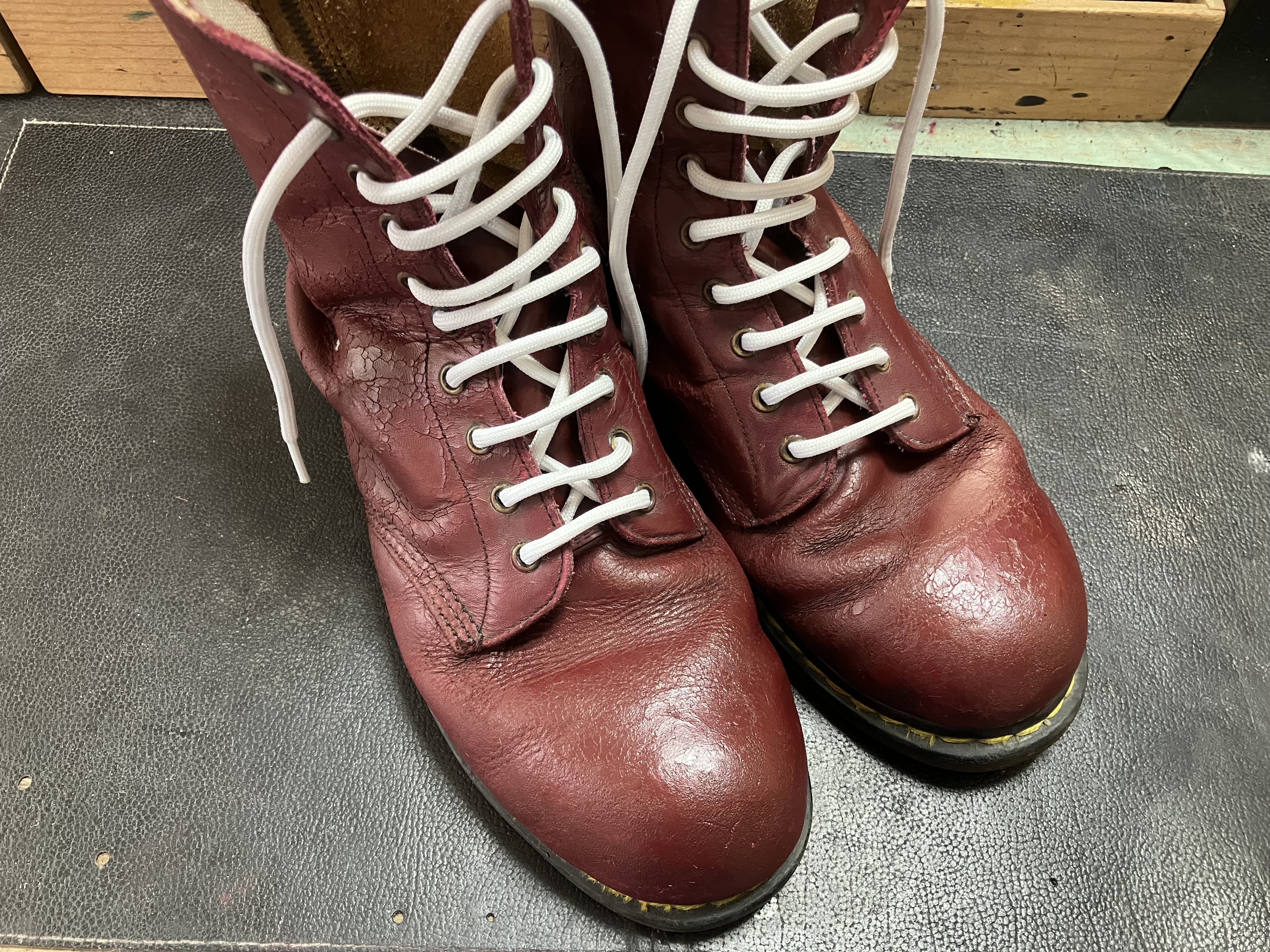 染め直し、仕上げ直しをしたドクターマーチン