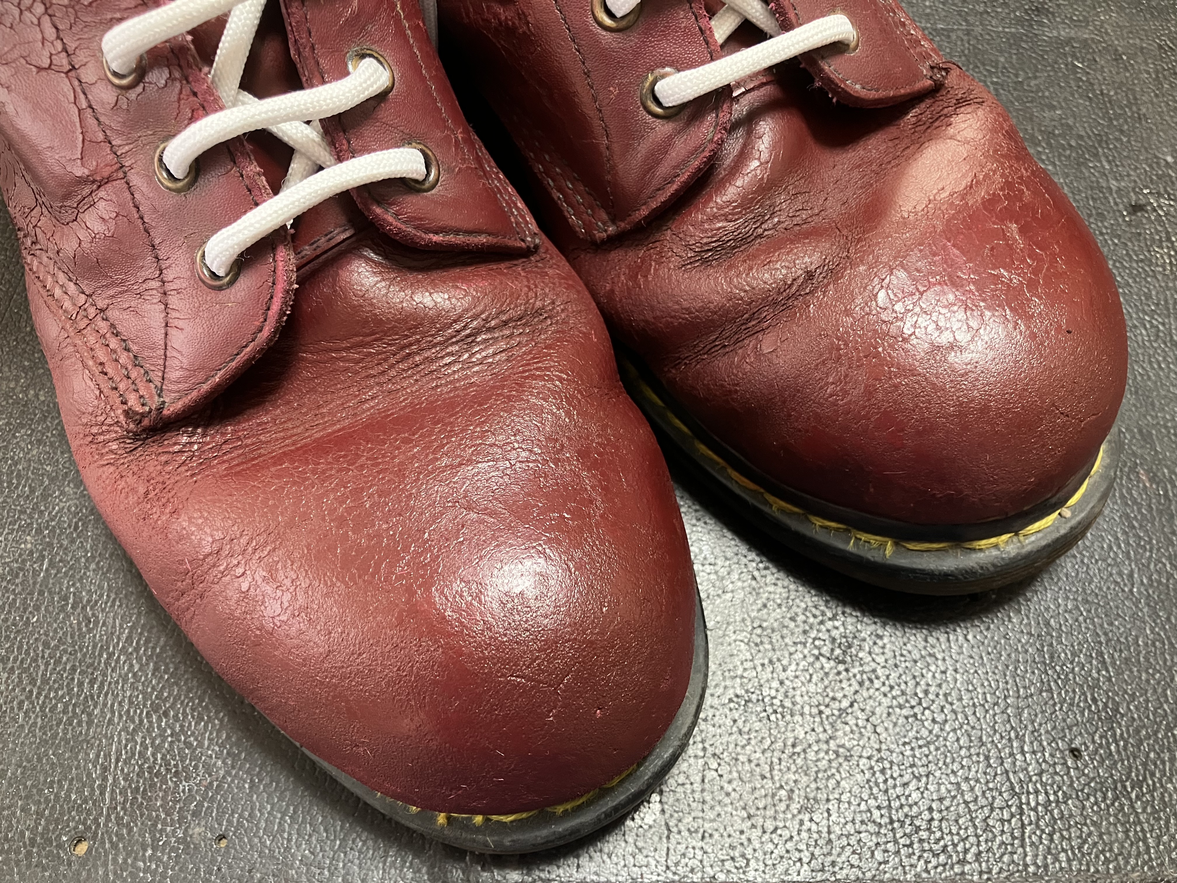 染め直し、仕上げ直しをしたドクターマーチンのつま先