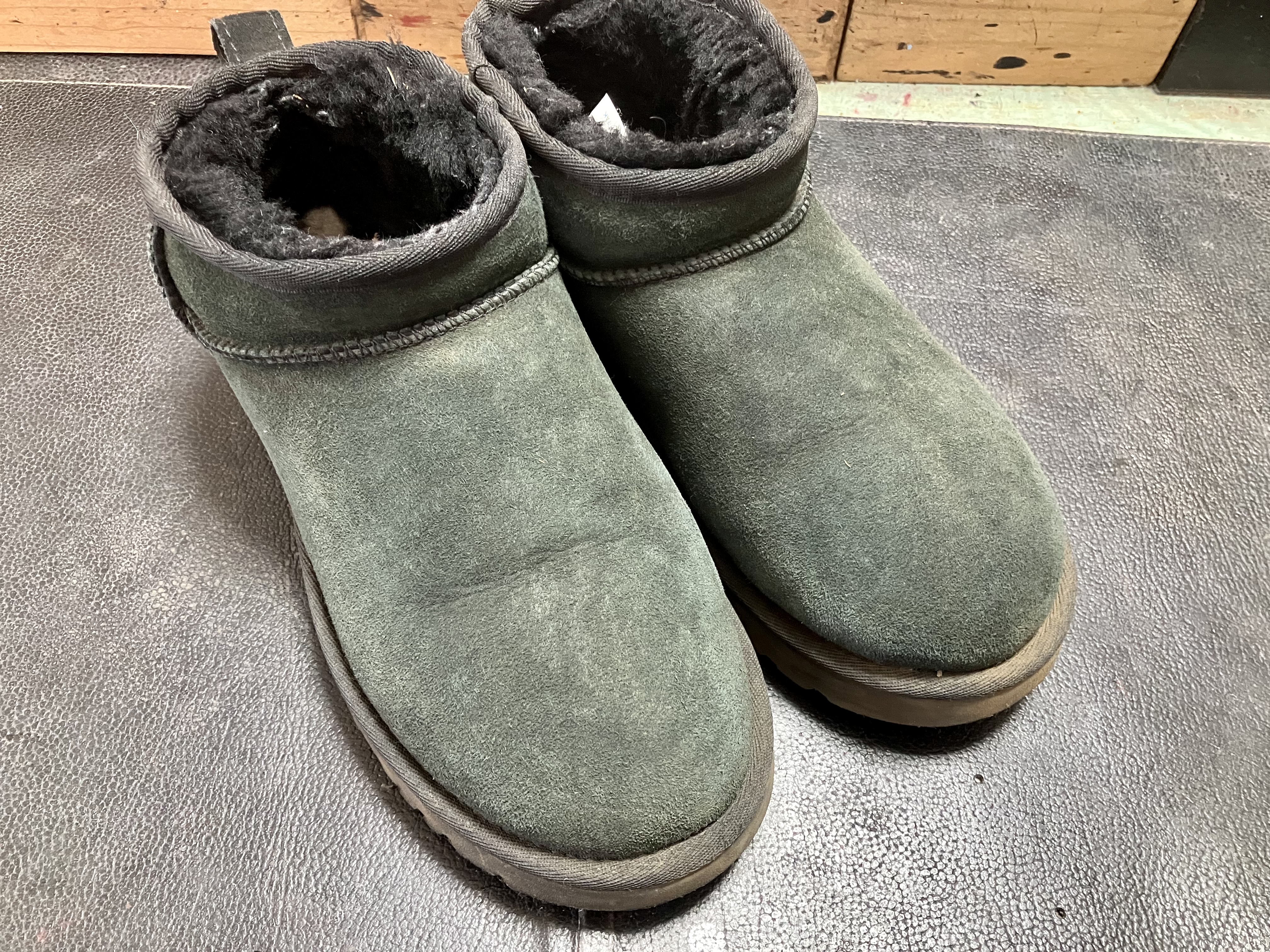 丸洗いクリーニング前、色あせたムートンブーツ