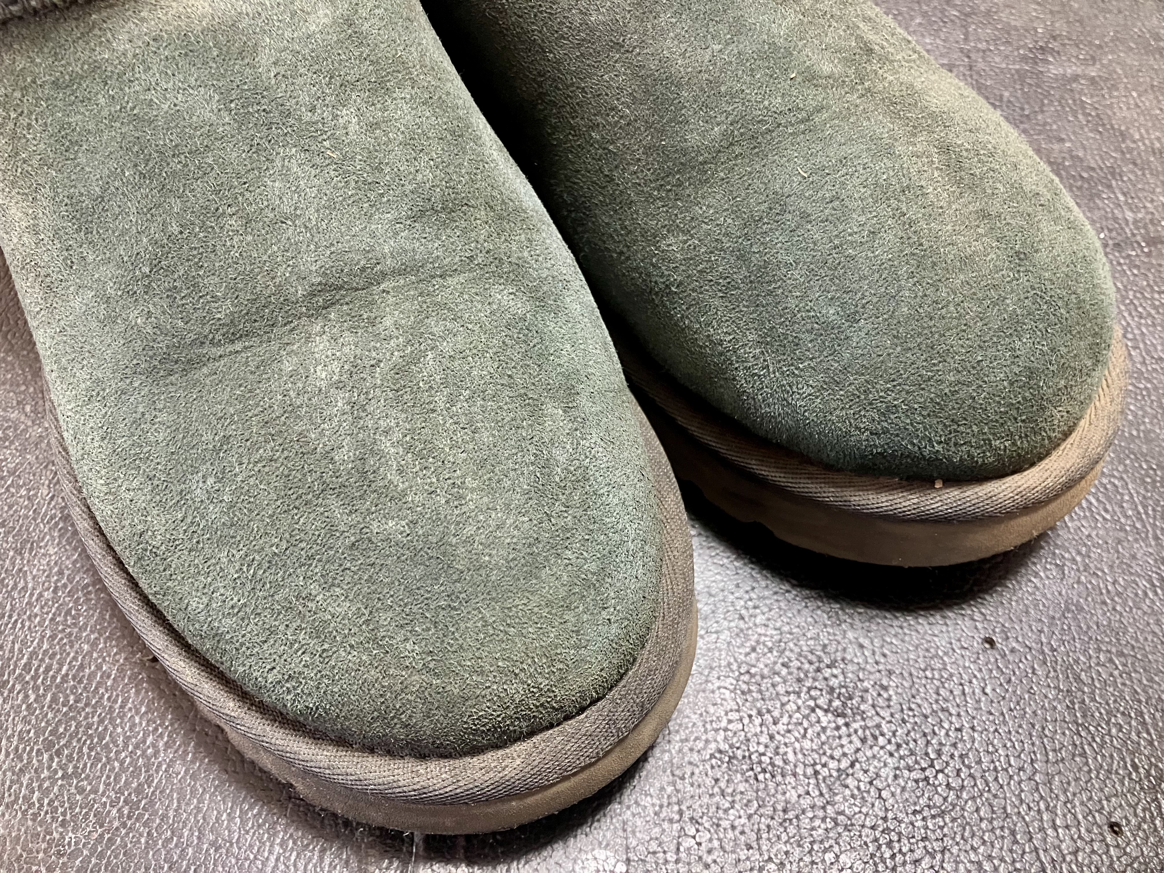 汚れ、色あせが目立つムートンブーツ