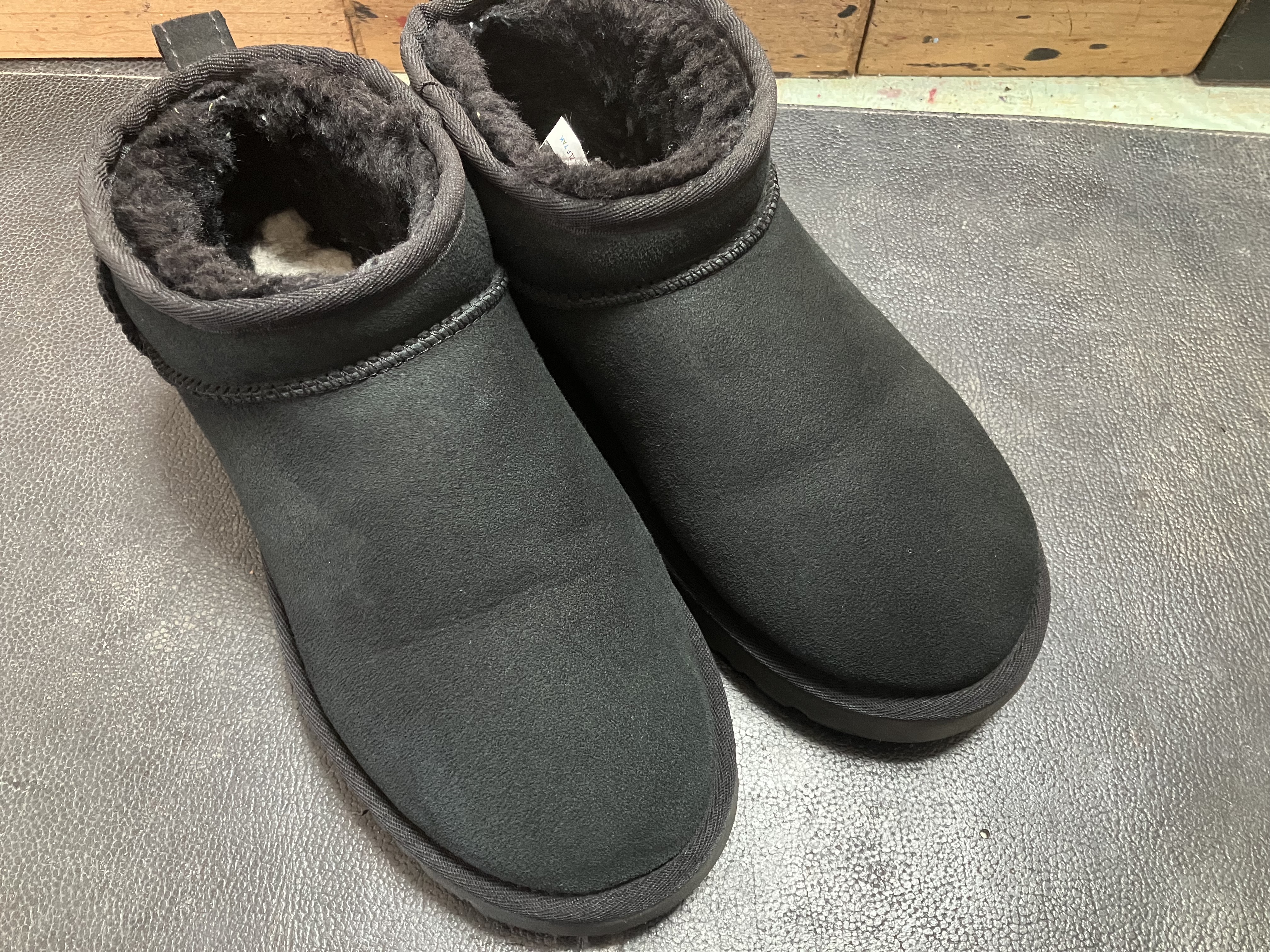 丸洗い後の補色で色あせがカバーされたムートンブーツ