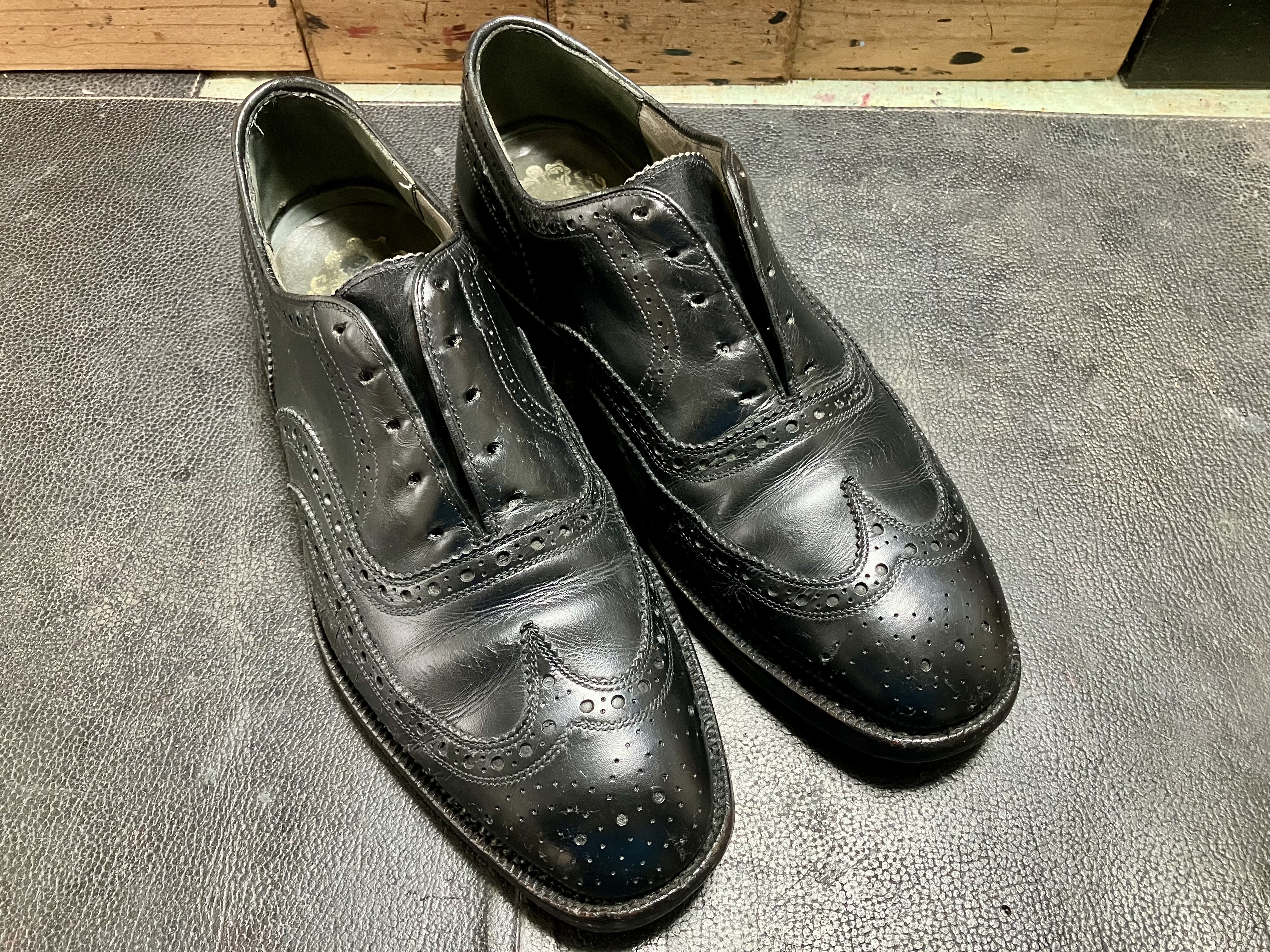 お手入れ、メンテナンス前のジョンストン＆マーフィー