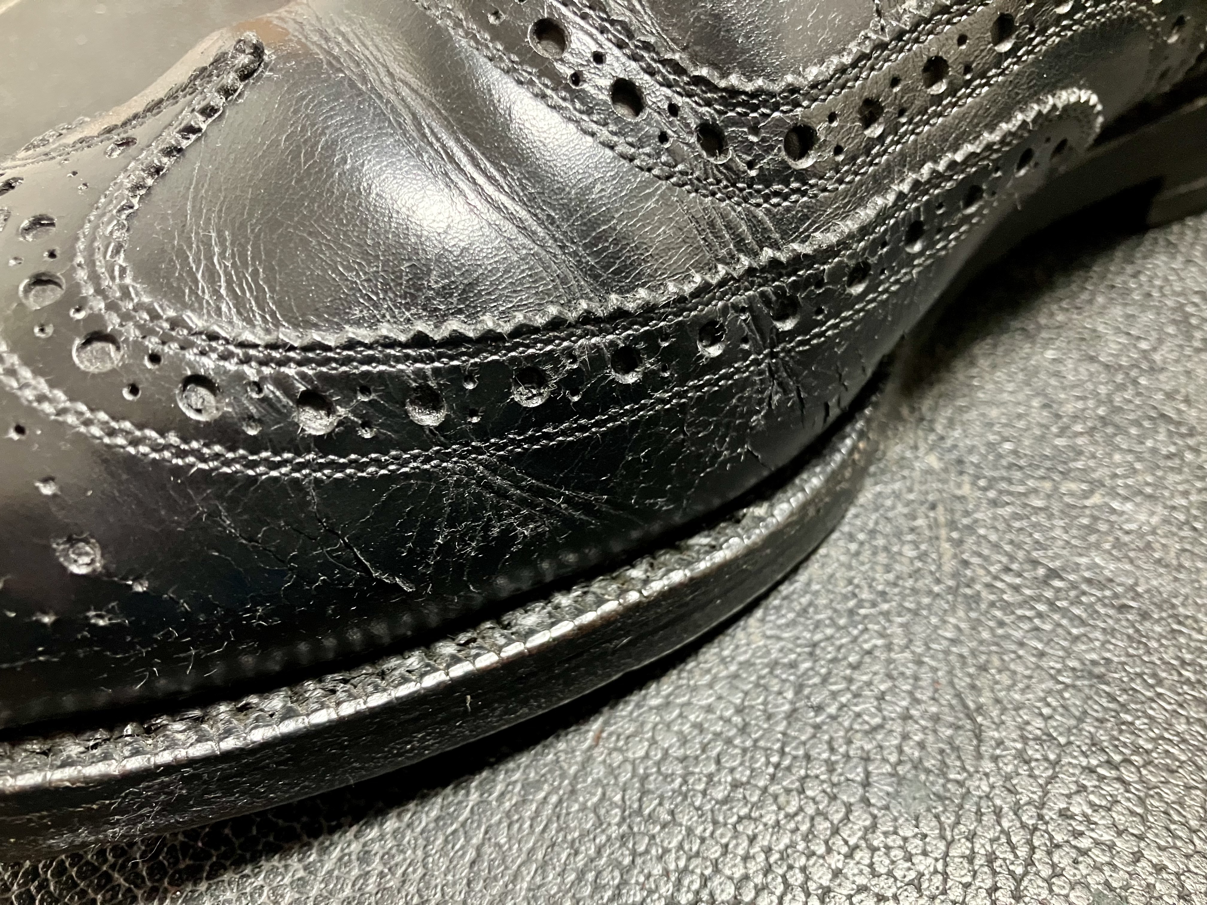 ひび割れ、クラックが目立つ右足内側