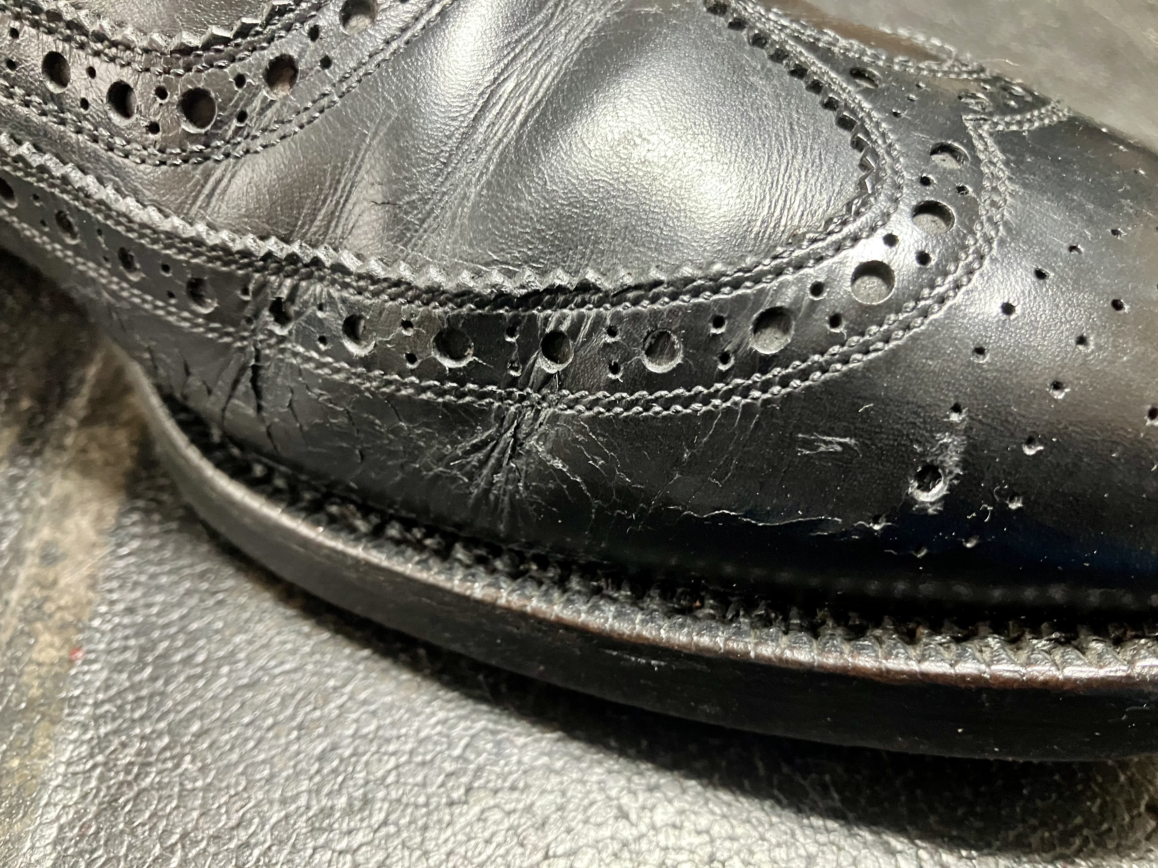 ひび割れ、クラックが目立つ左足内側