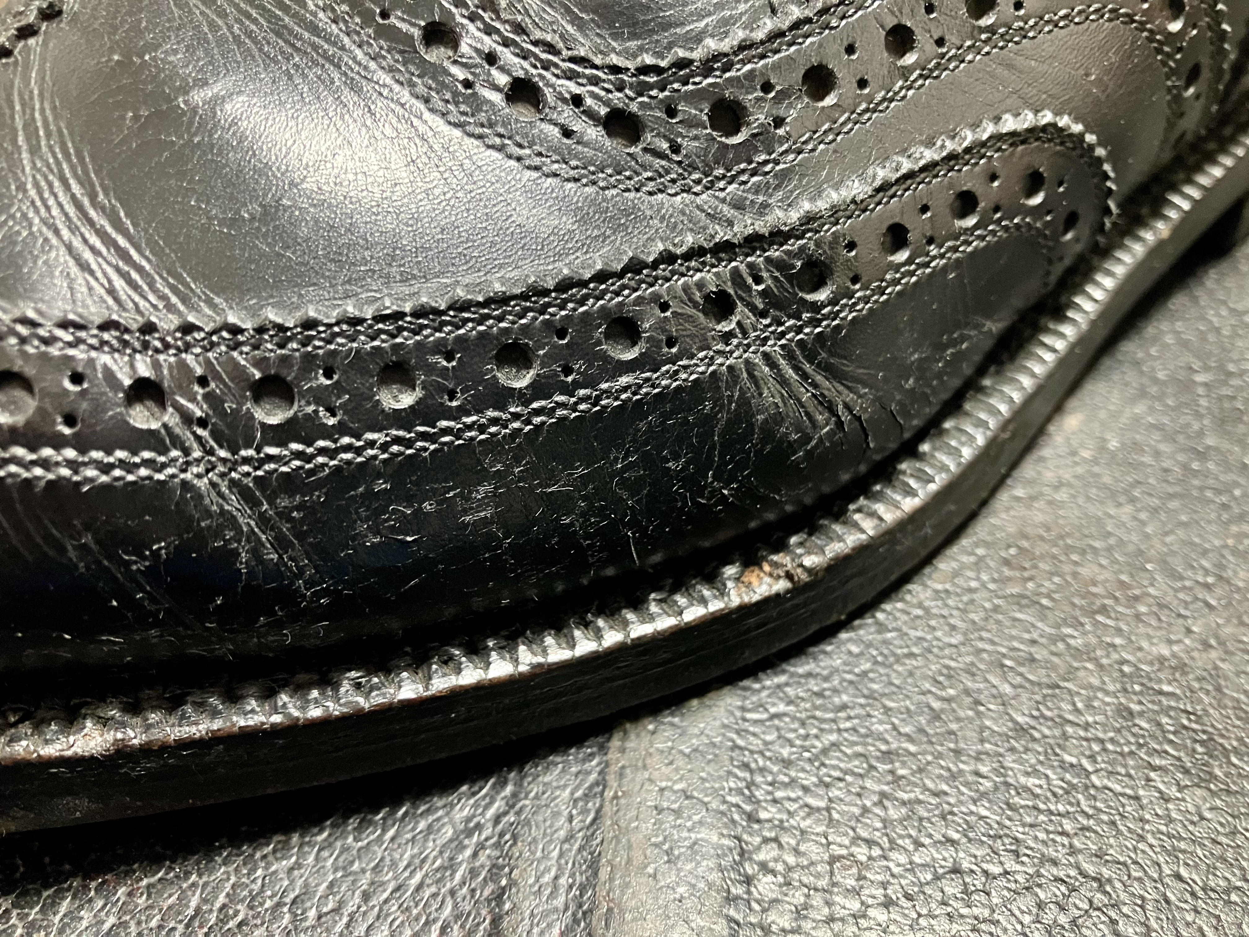 ひび割れ、クラックが目立つ左足外側