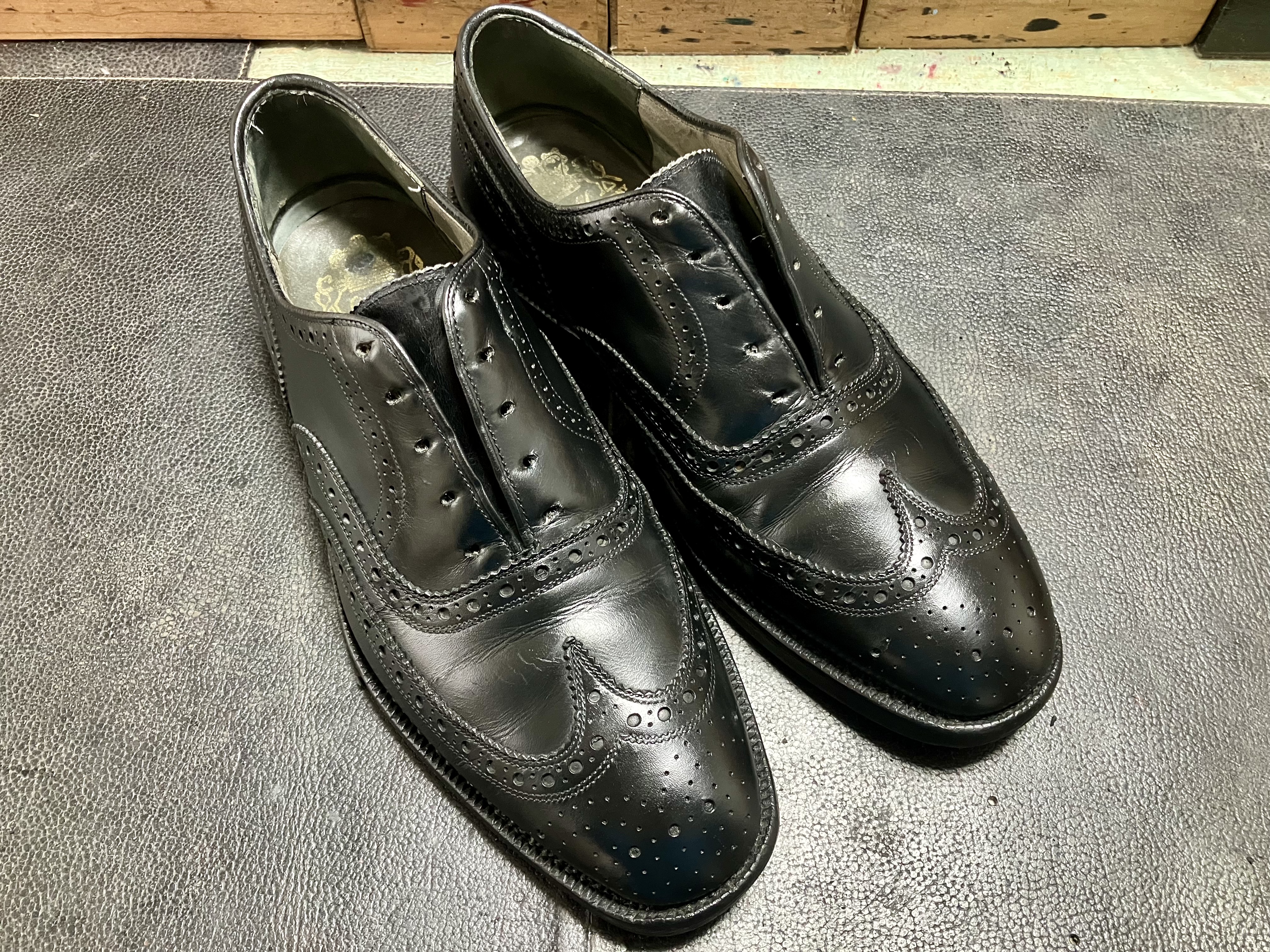 ひび割れ修復後に仕上げ磨きが完了した革靴