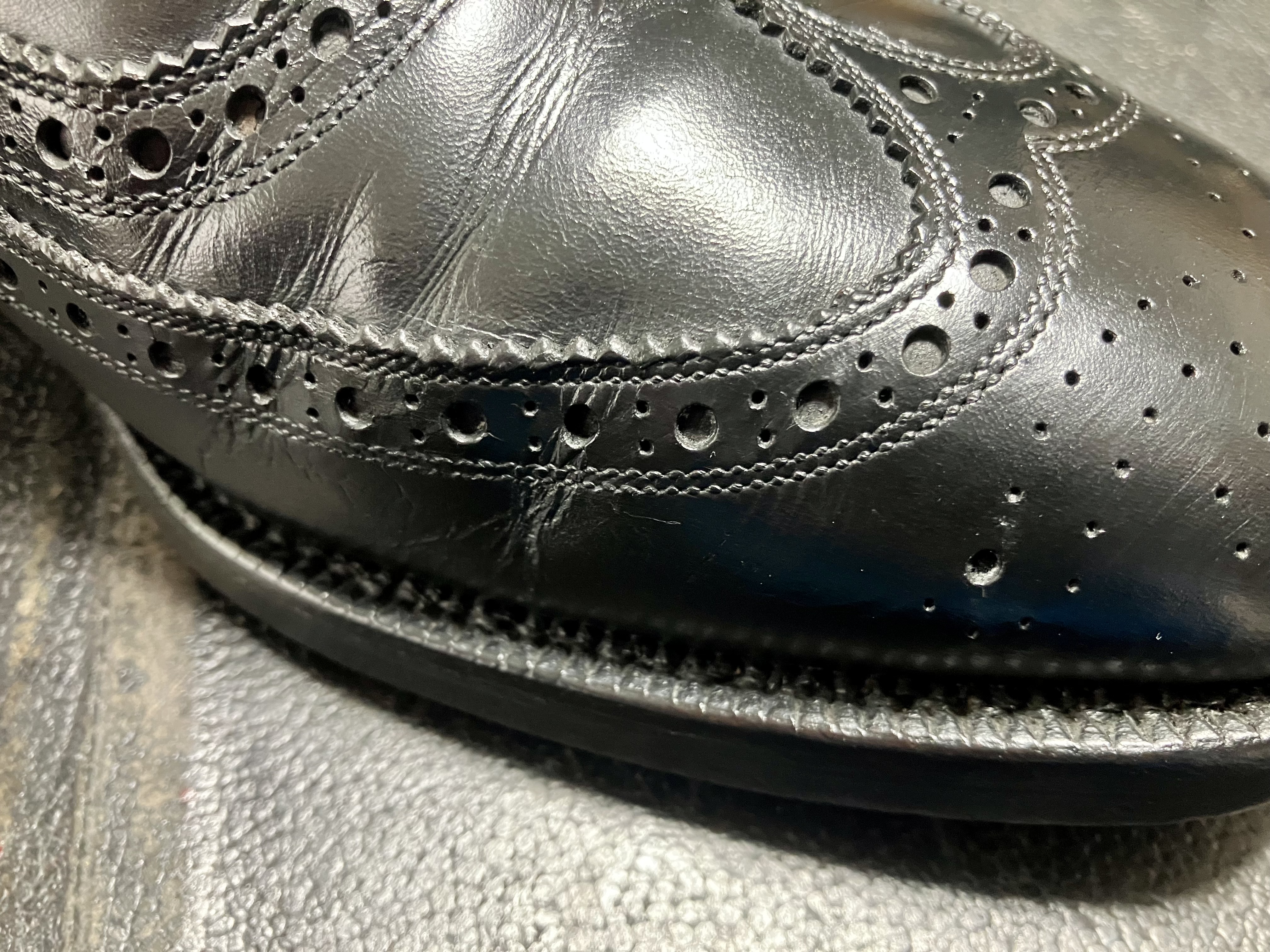 ひび割れ、クラックが修復された左足内側