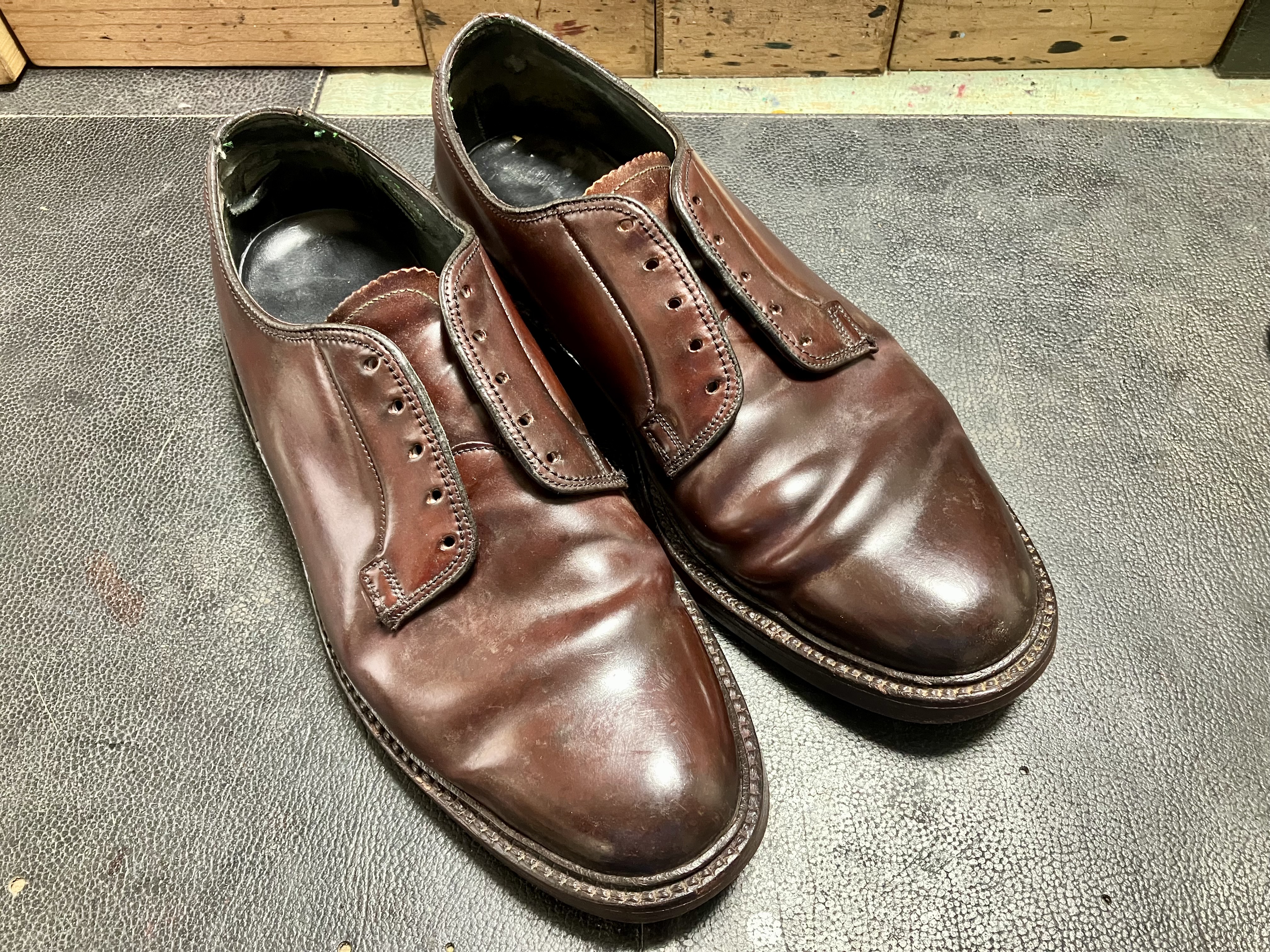 お手入れ前、色が落ちてツヤの無いコードバン