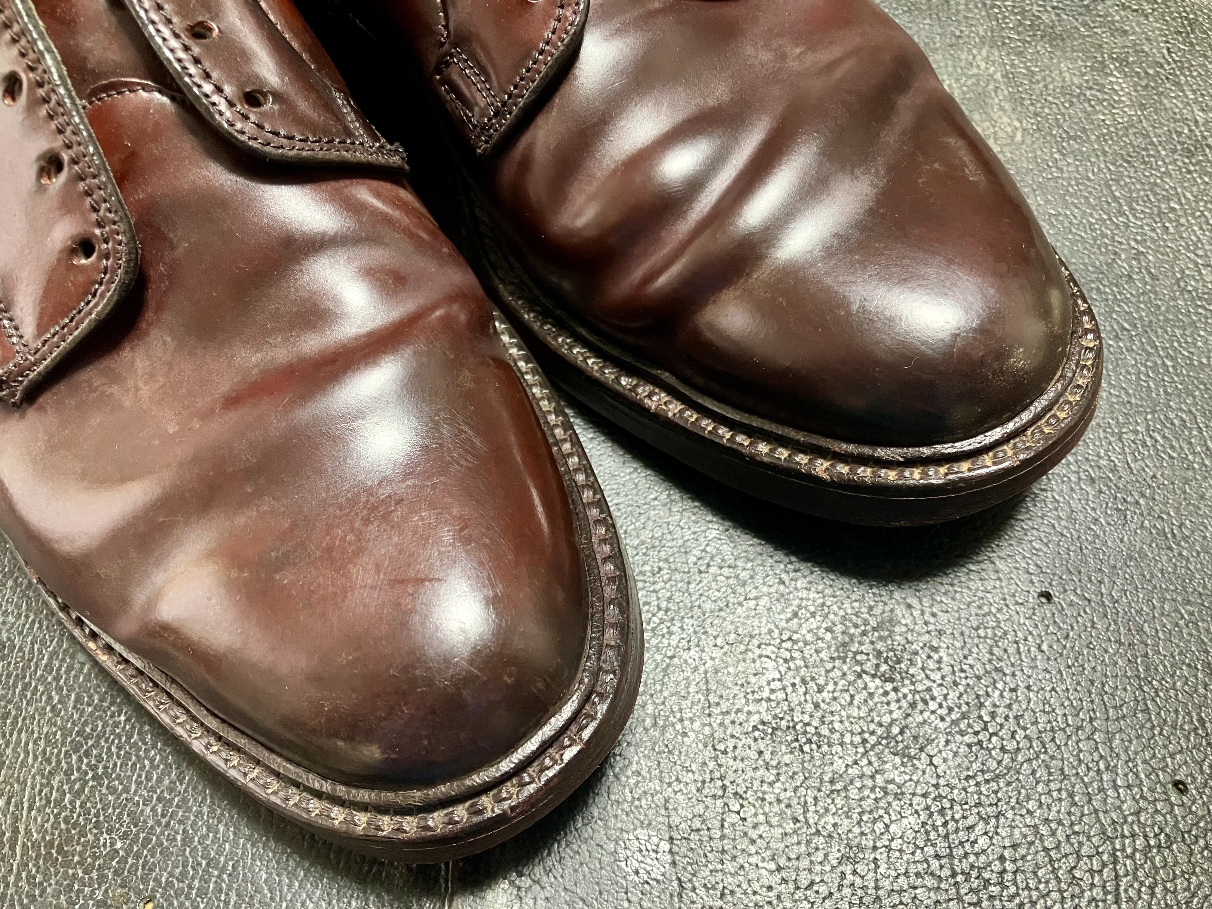 お手入れ前、色が落ちてツヤの無いコードバン