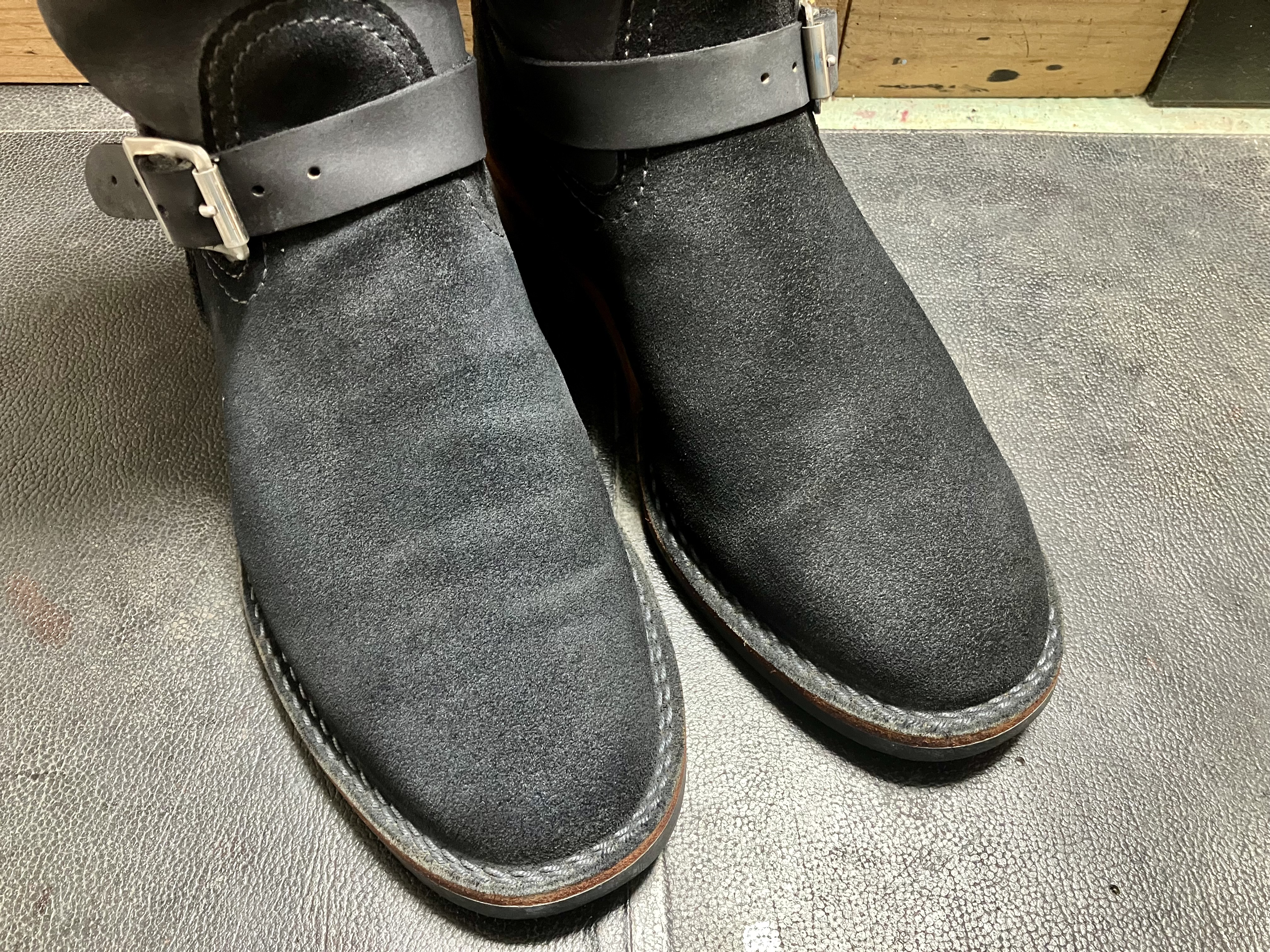 つま先のラフアウトをダークグレーへ染め替え