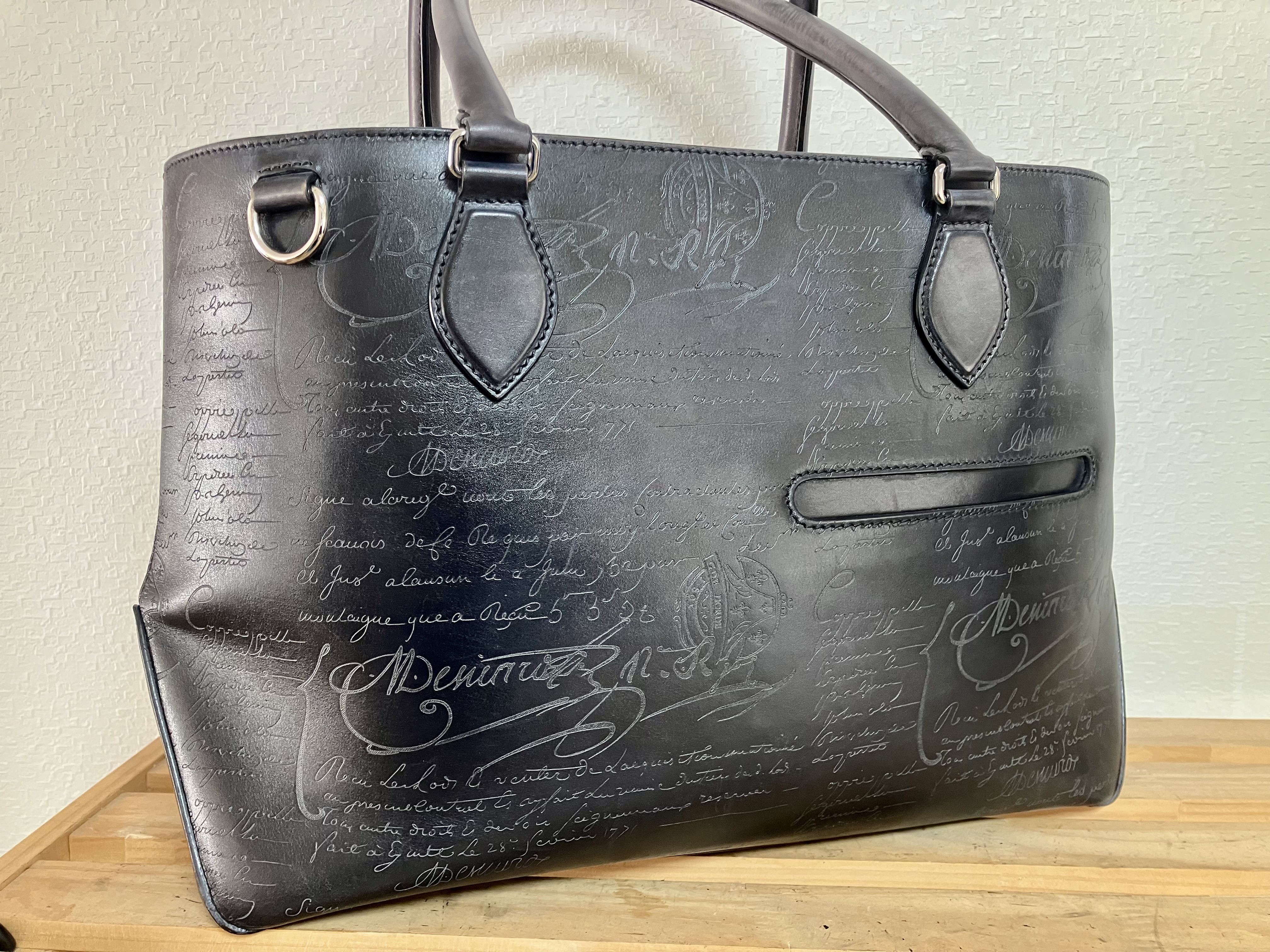 染め直し前のベルルッティのバッグ