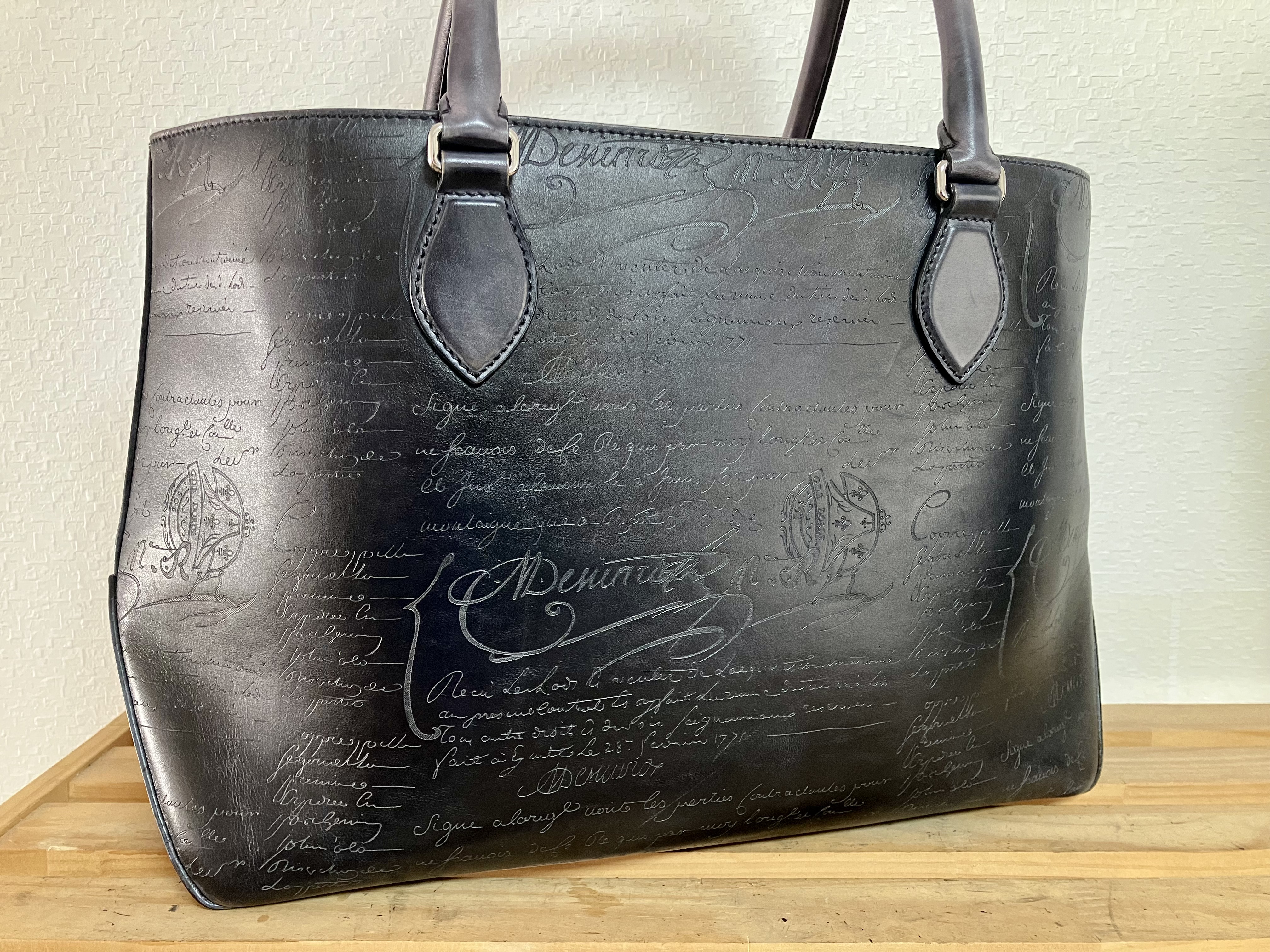 ベルルッティのバッグ、裏面