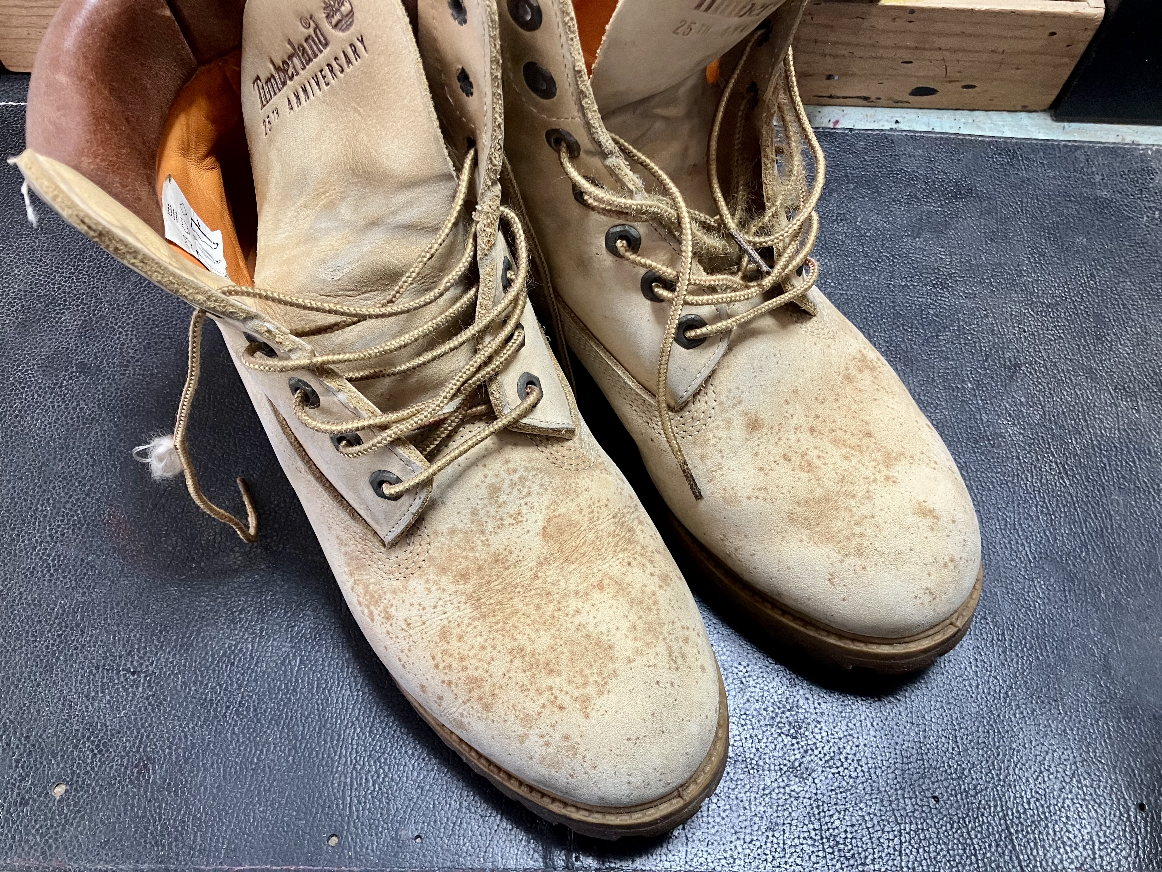 シミ、カビが目立つイエローブーツ