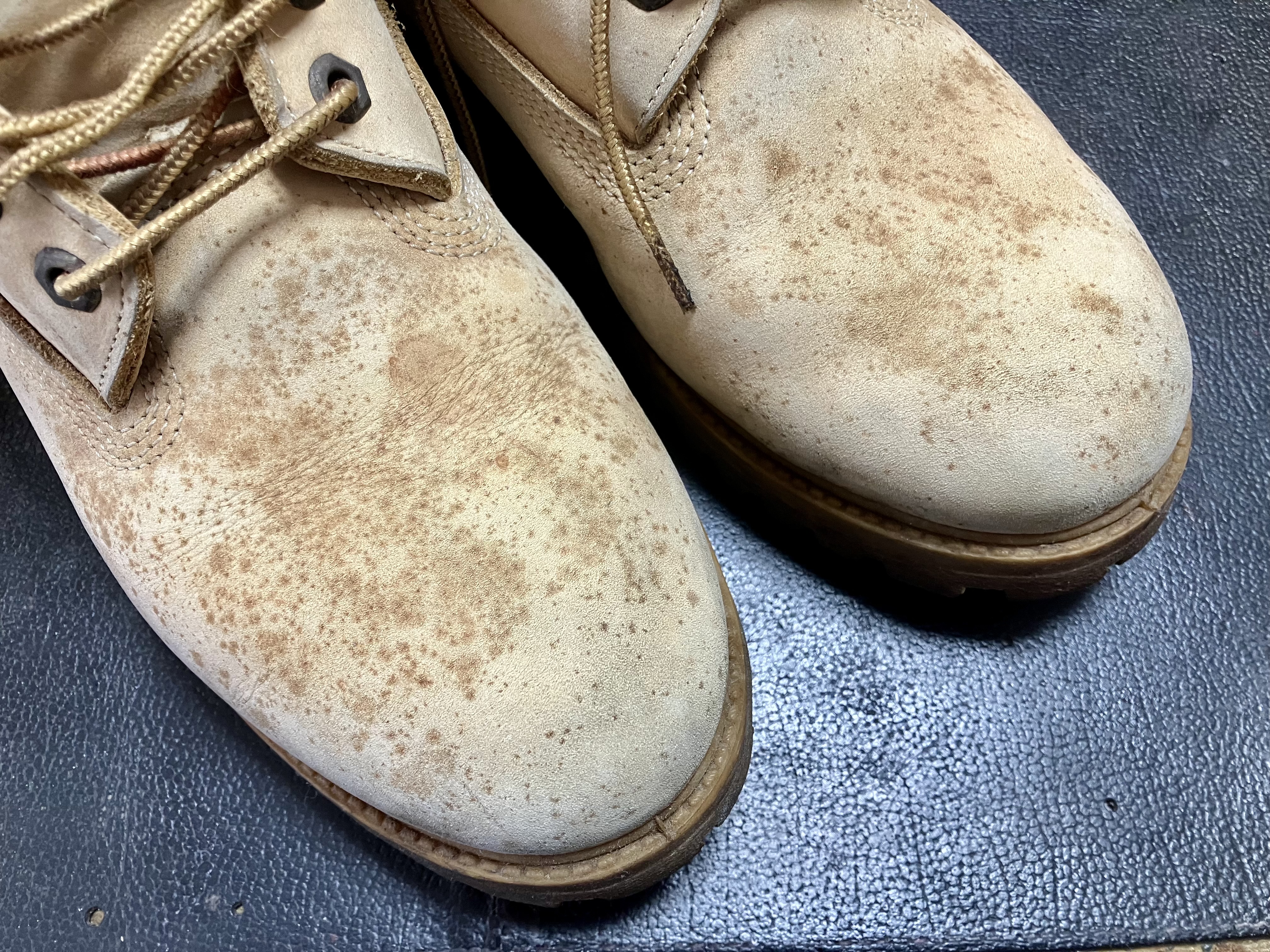 アッパーにカビ、シミが目立つイエローブーツ