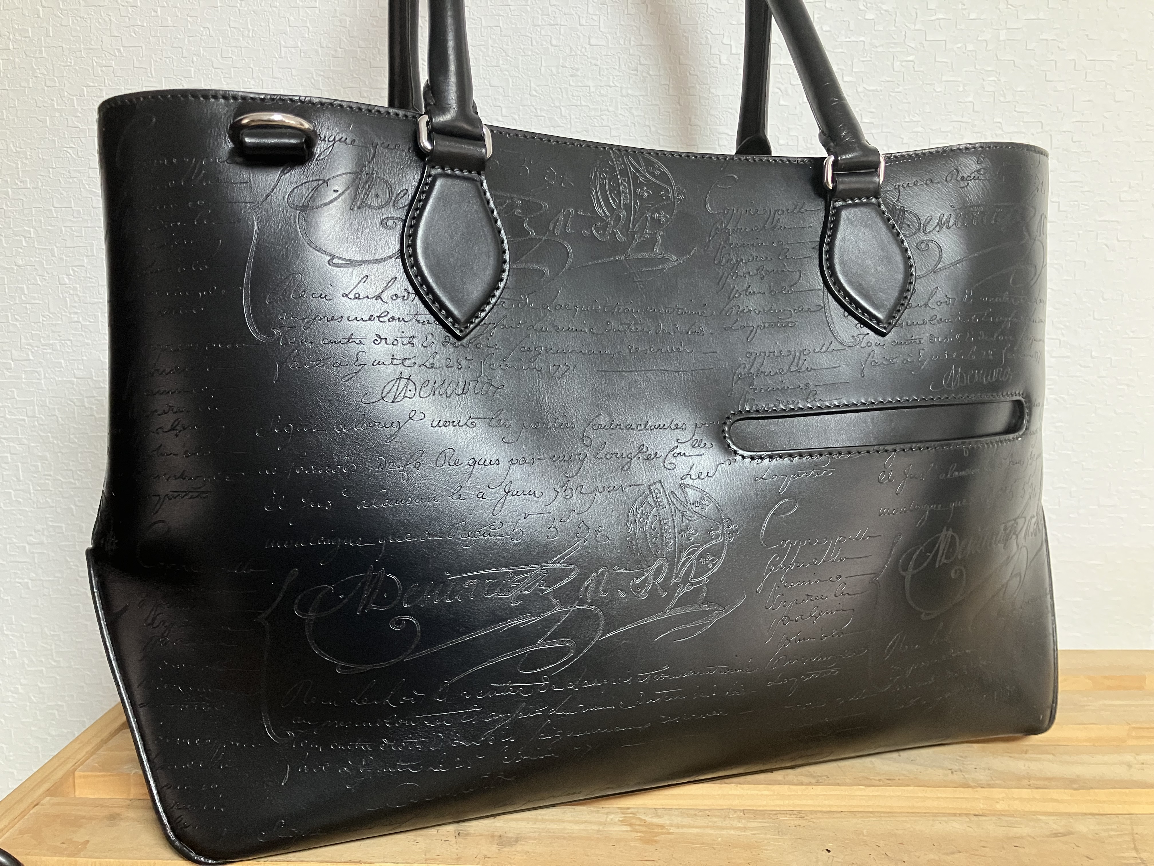 黒色に染め直しをしたベルルッティのバッグ