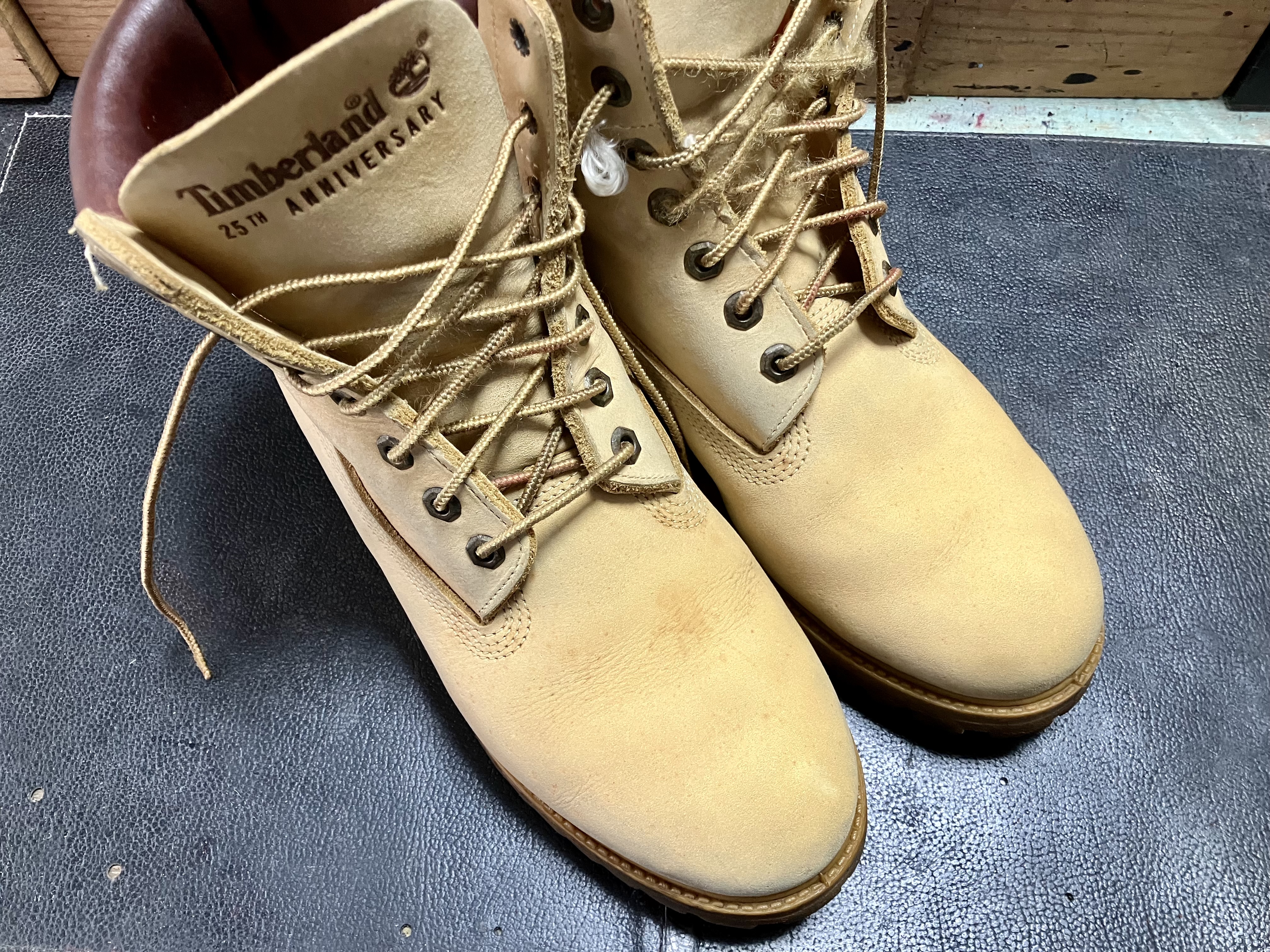 カビ、シミが除去されたイエローブーツ