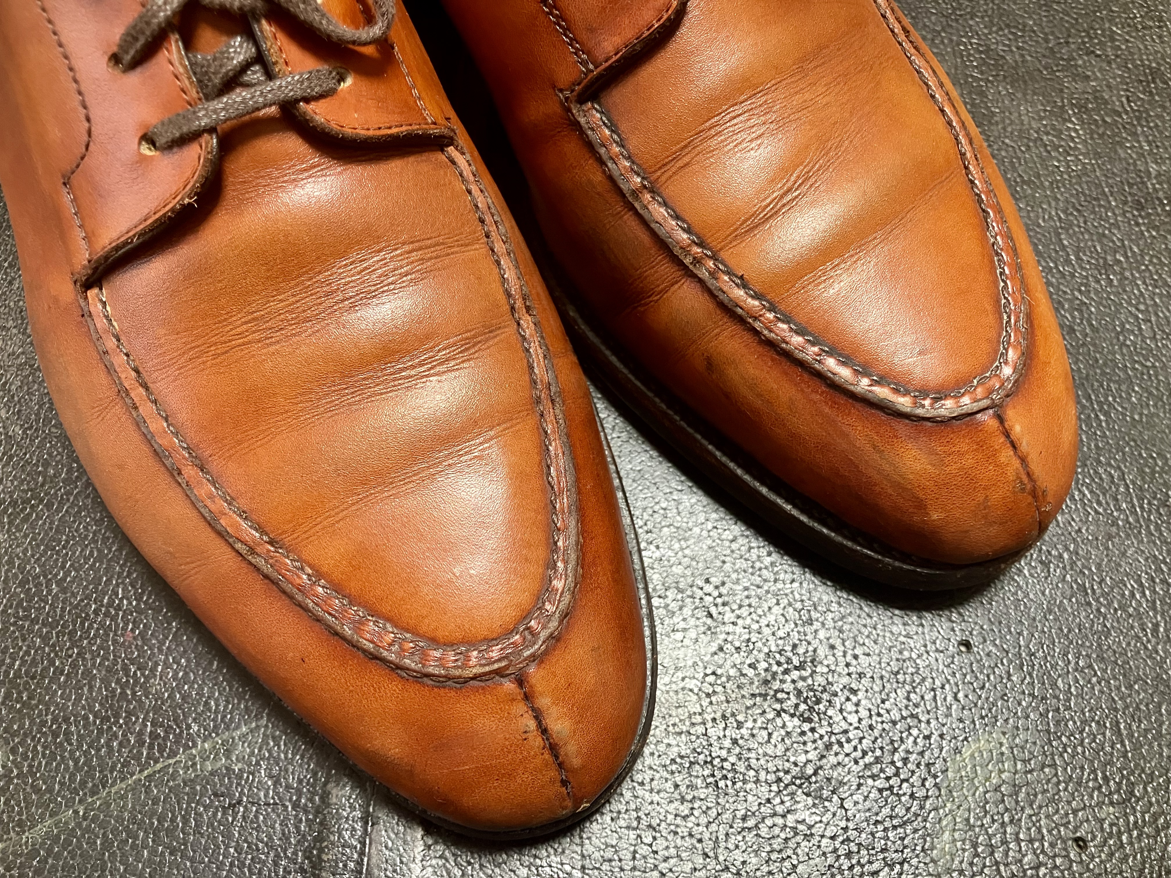 染め替え前のコニャック色の革靴