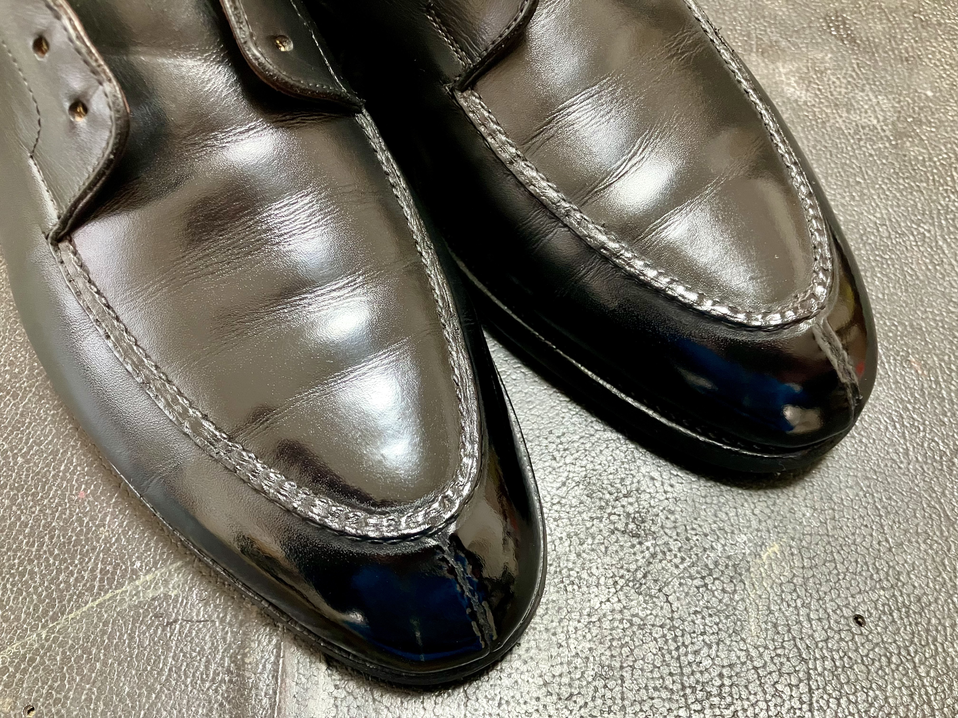 黒染め後に鏡面磨き、ハイシャイン仕上げをした革靴