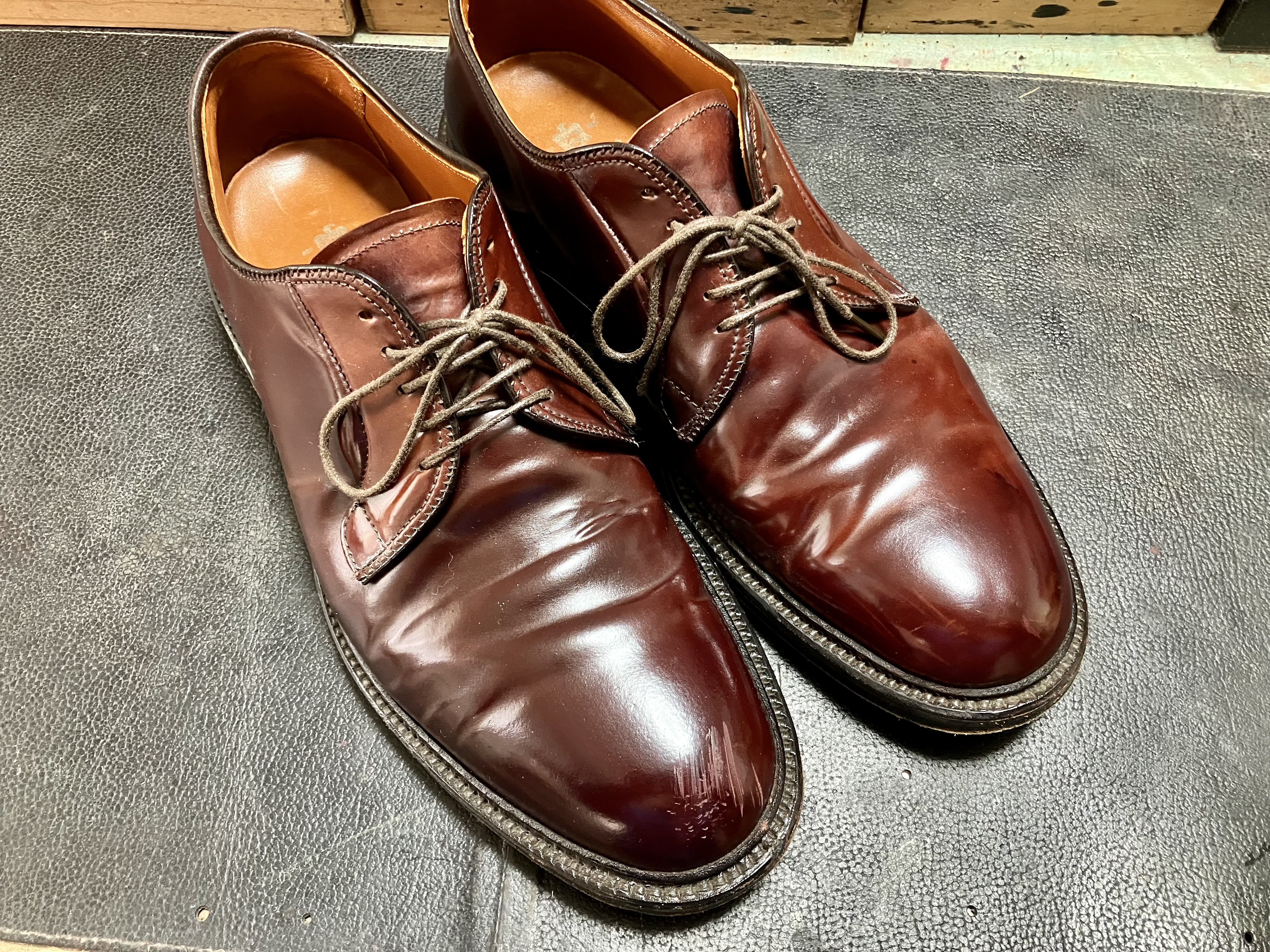 オールデンのナンバー8、バーガンディのコードバン