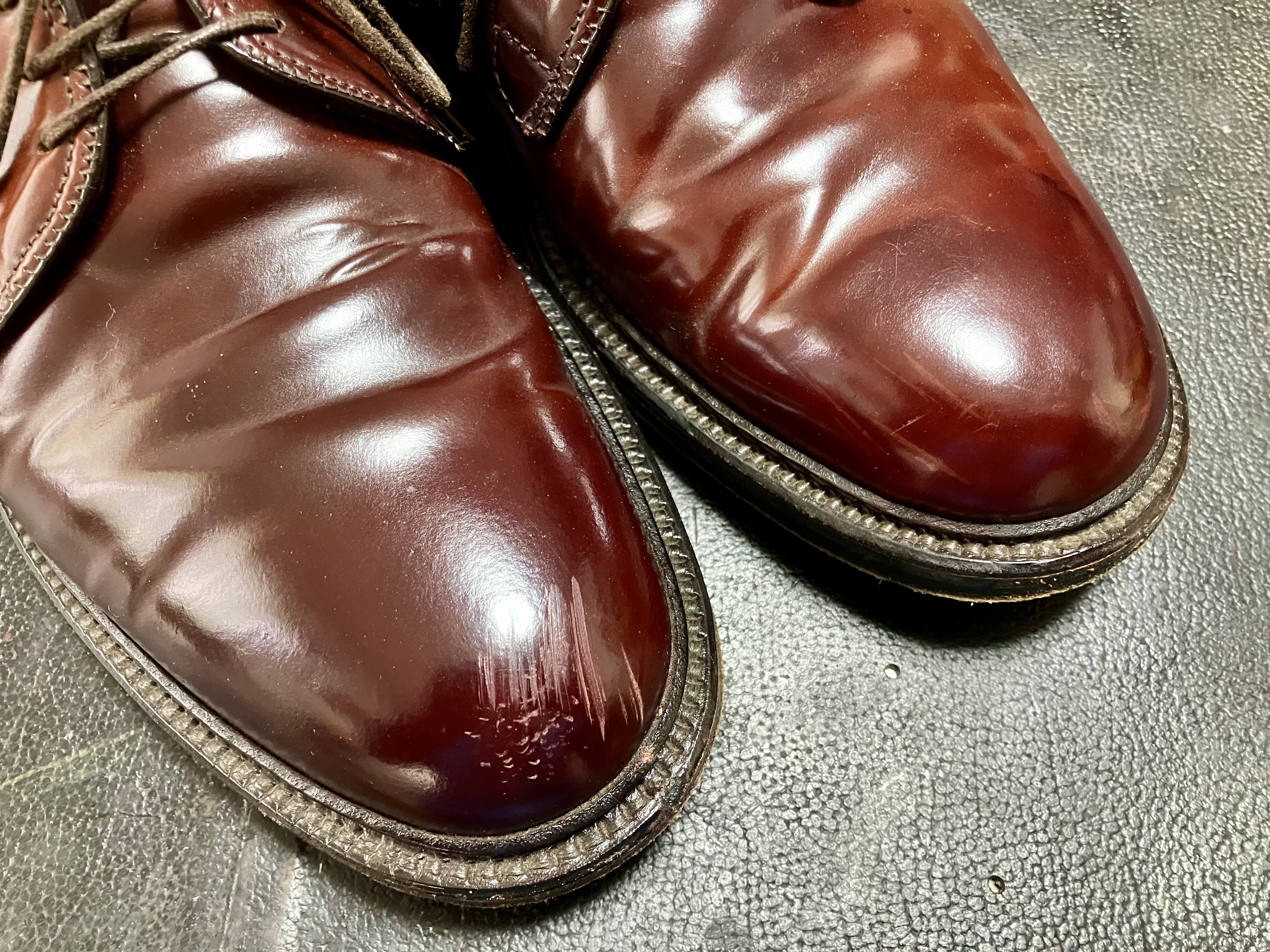 コードバンのつま先に出来たキズ