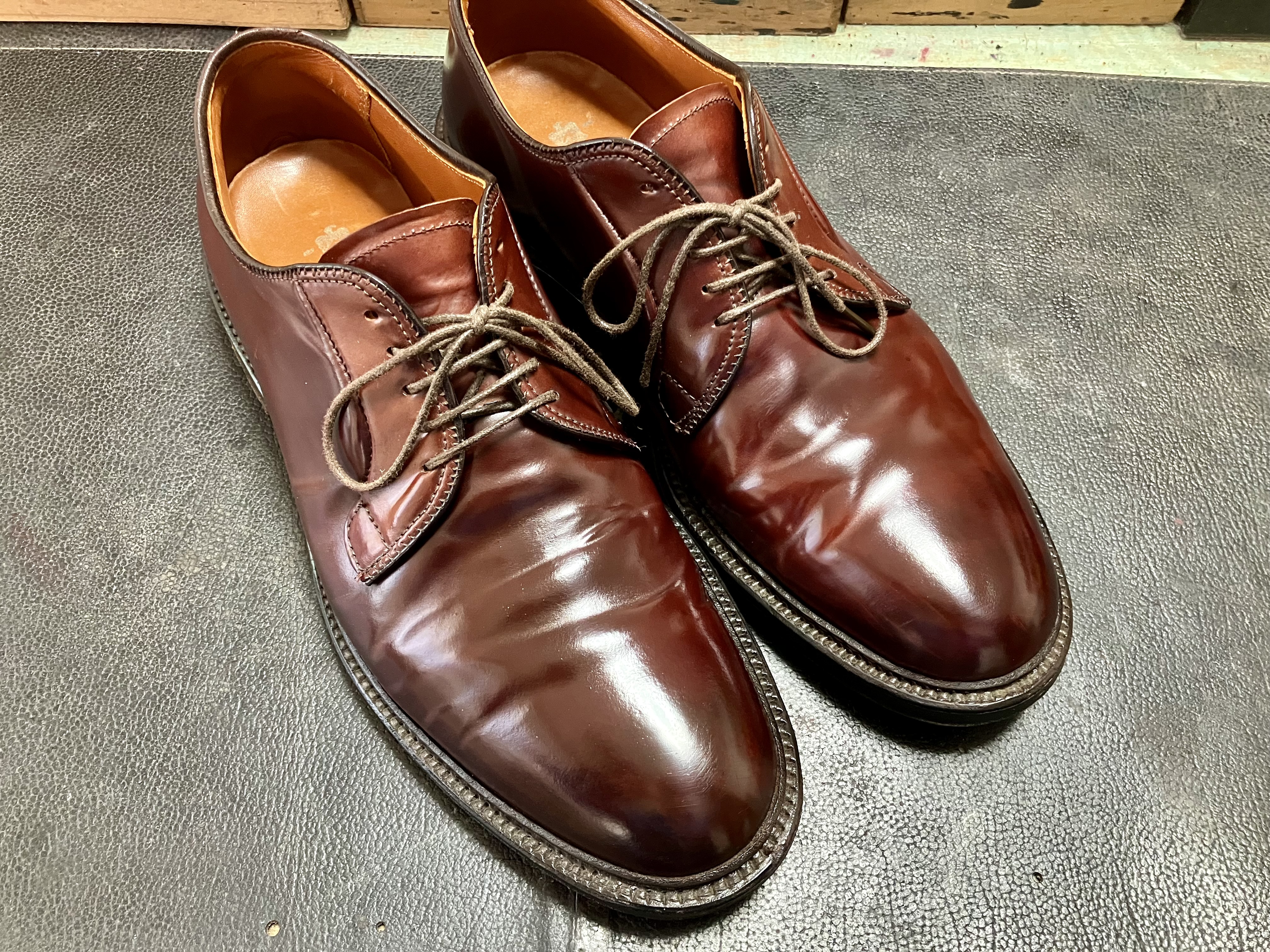 お手入れ、メンテナンスが完了したコードバンシューズ