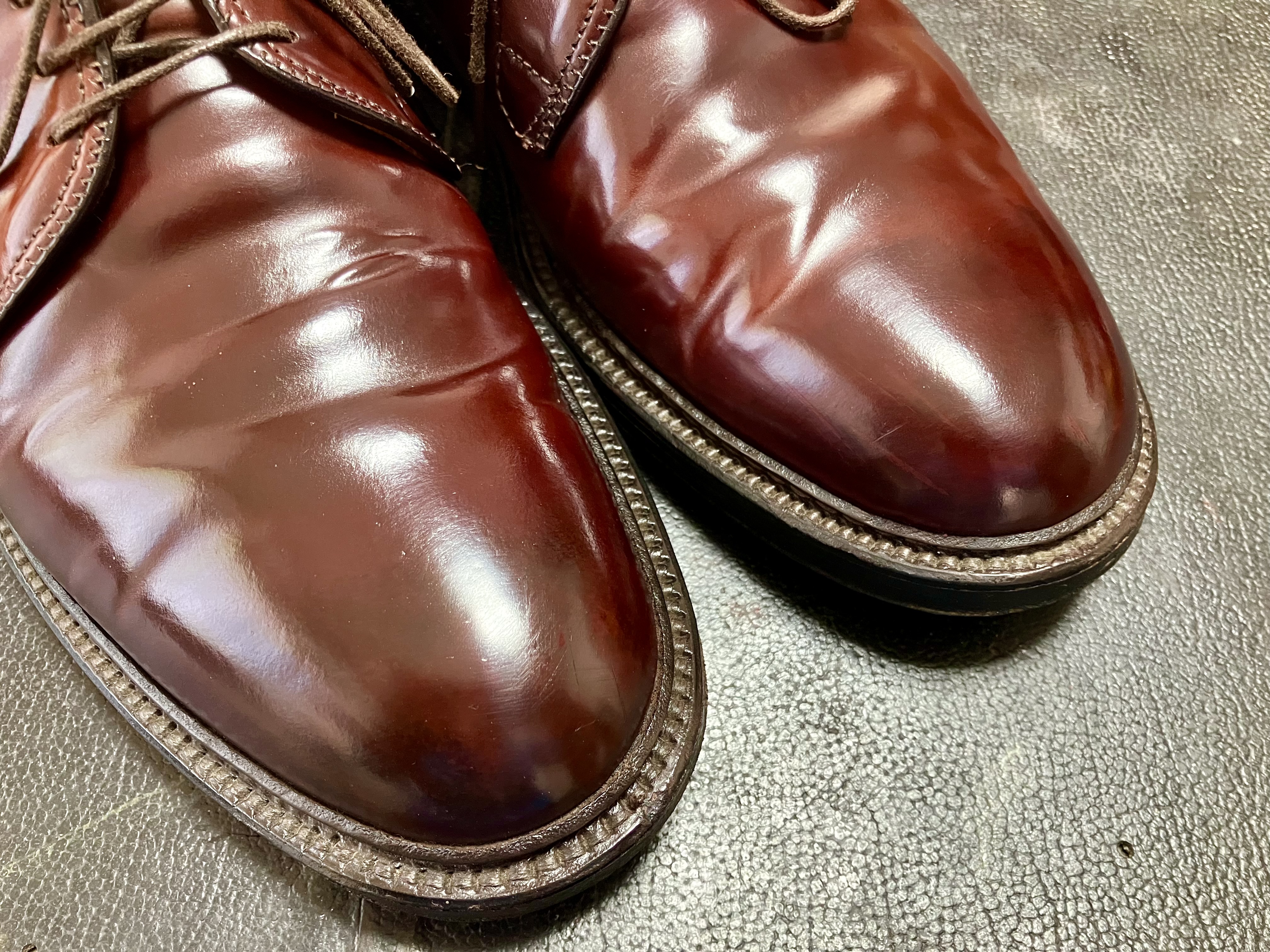 つま先に出来たキズが補修されたコードバン