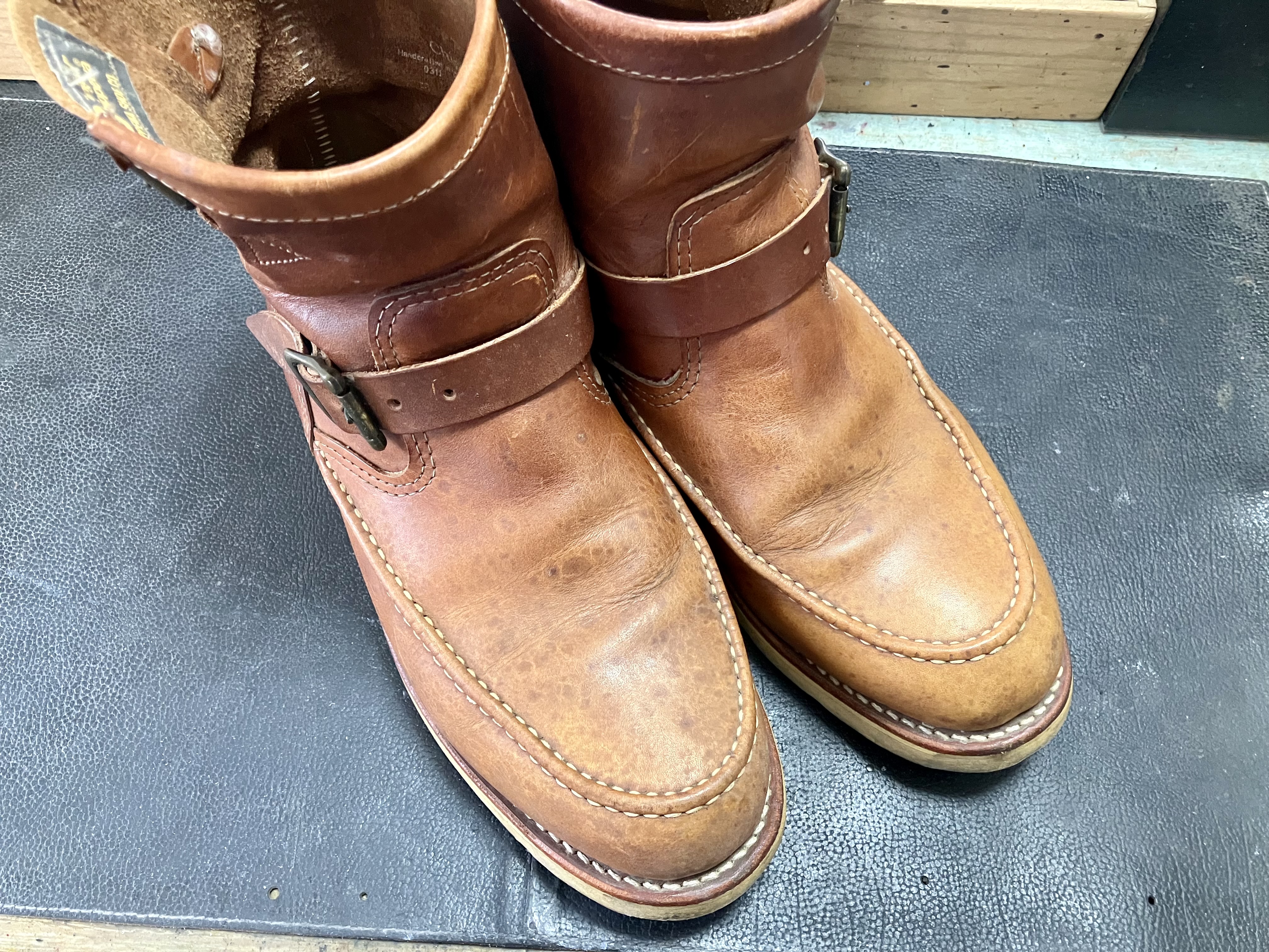 お手入れ不足による色あせ、革の乾燥が気になるチペワのブーツ