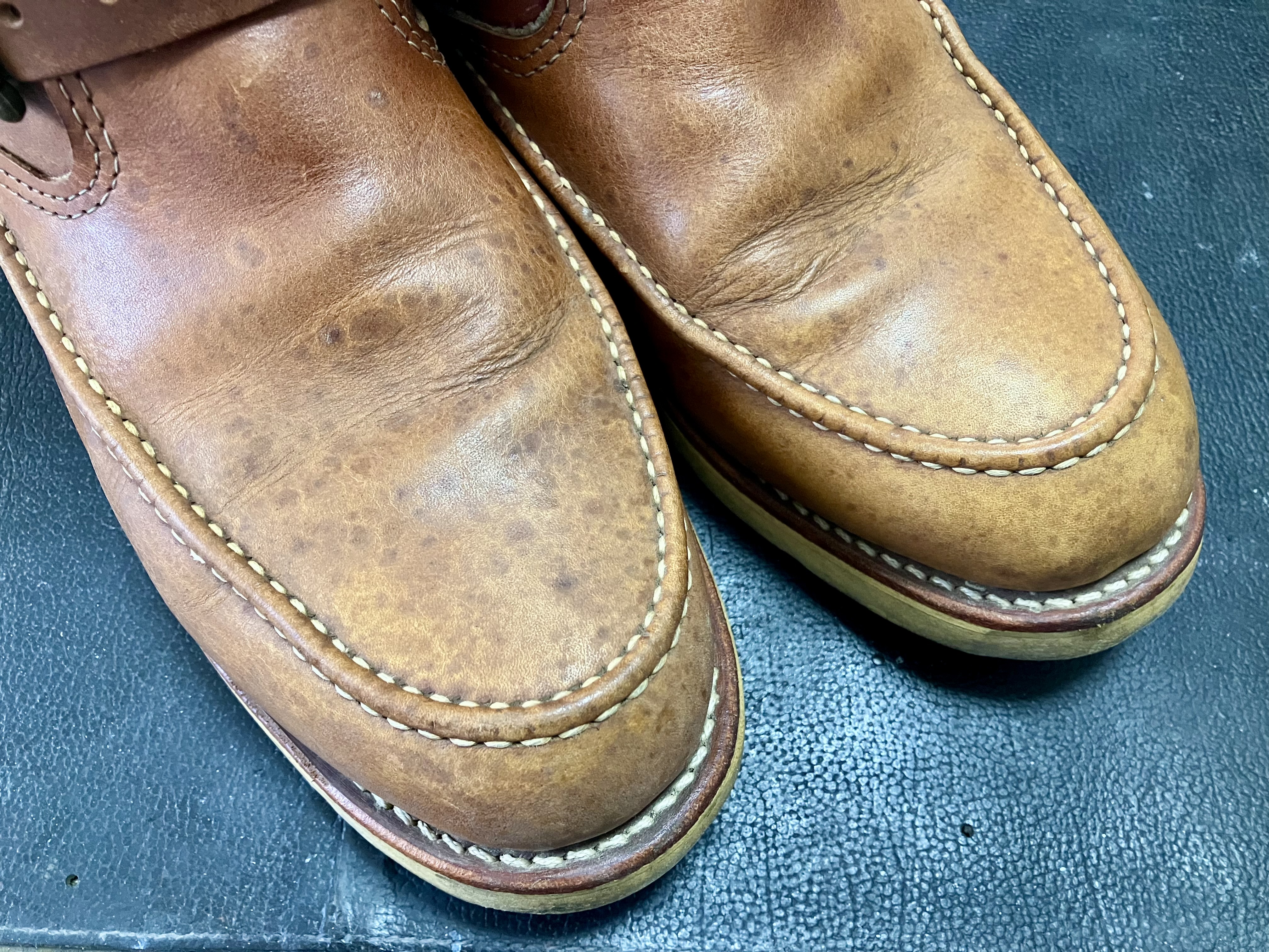 色あせ、退色したチペワのブーツ