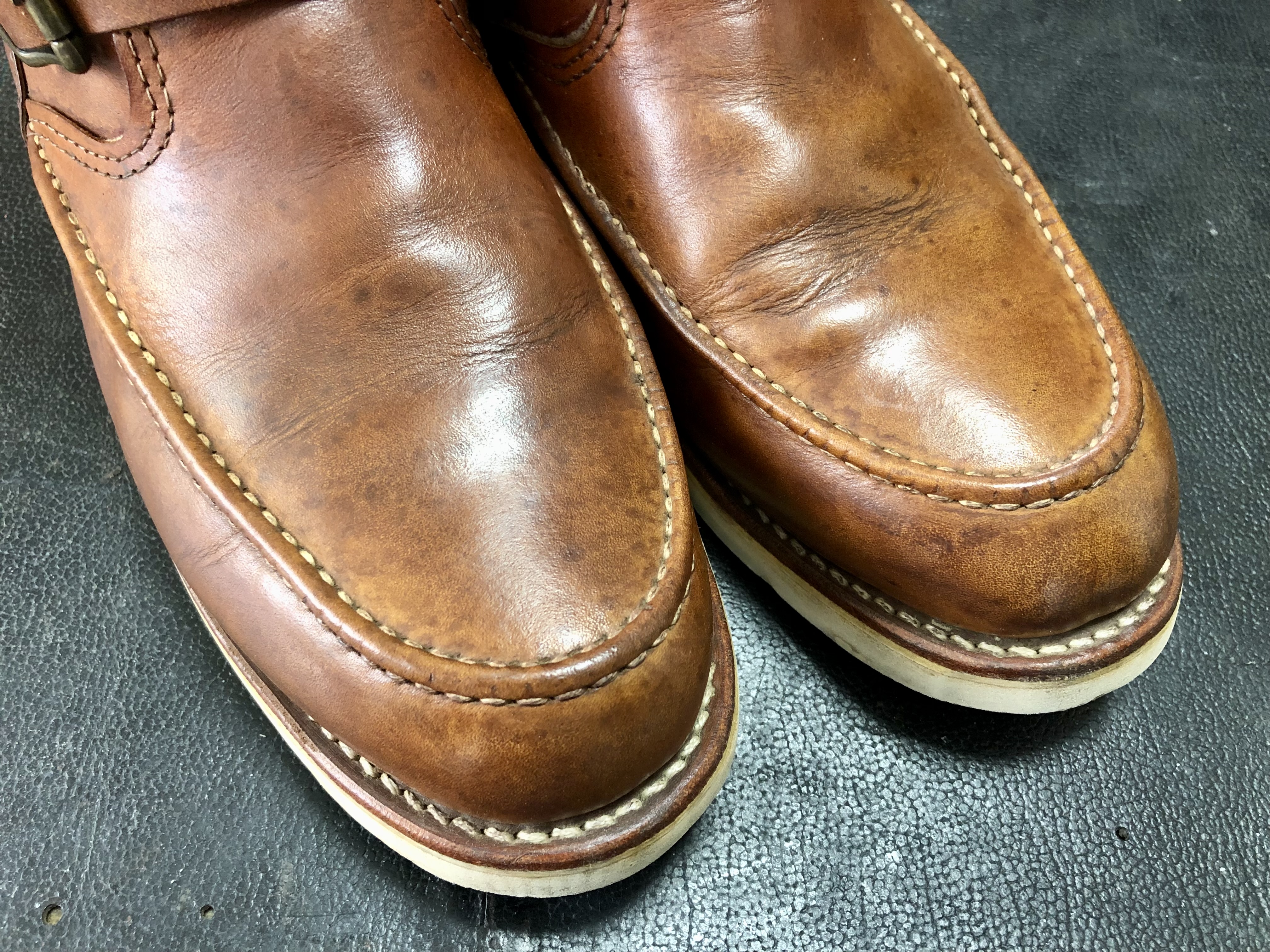 オイルアップが完了したチペワのショートエンジニアブーツ