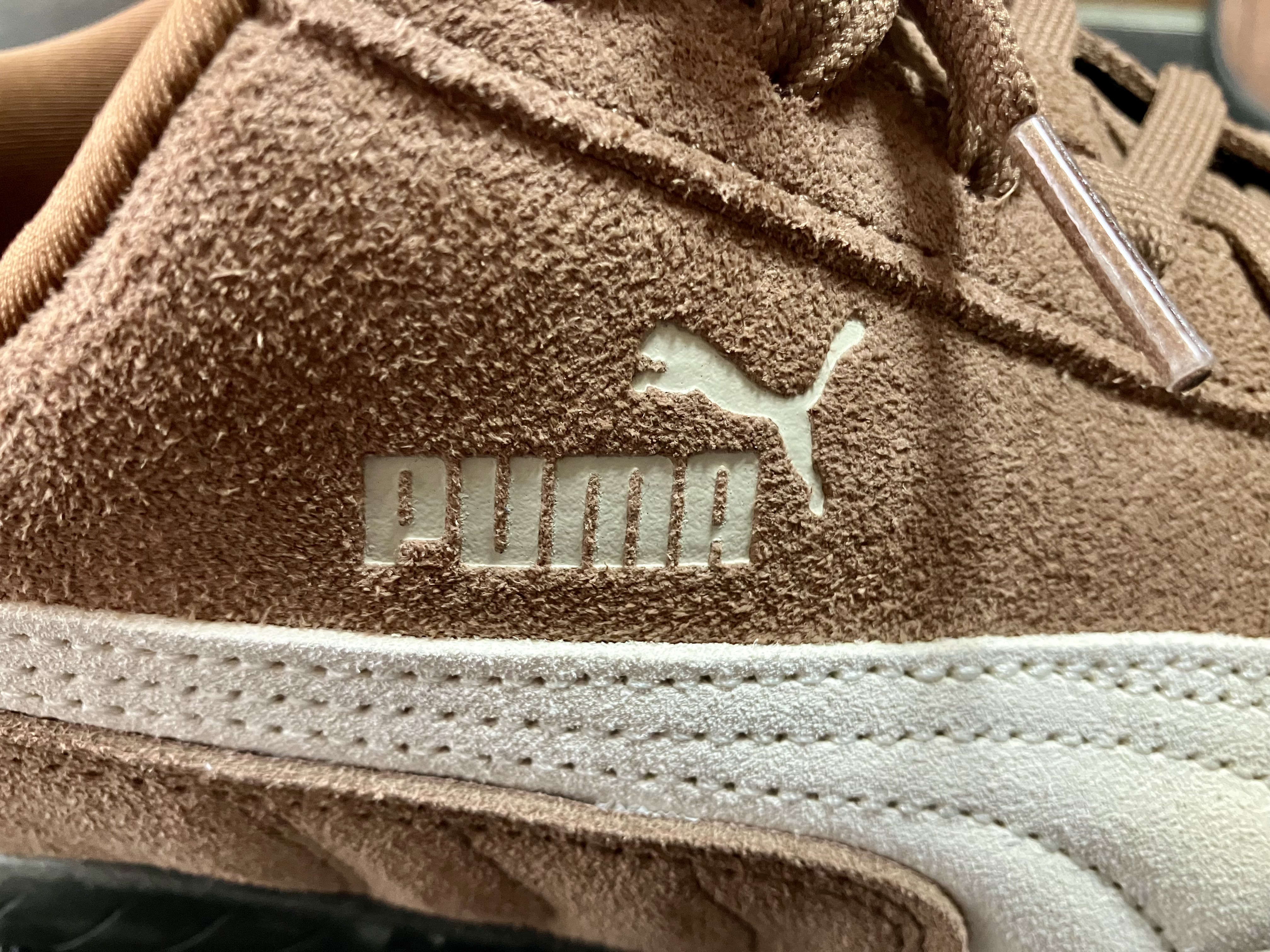 プーマのスエードスニーカー