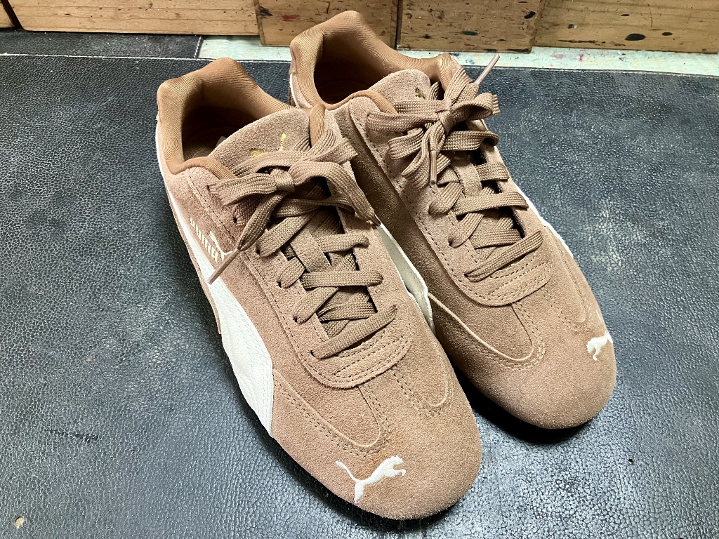 丸洗いクリーニングでシミを落としたスエードスニーカー