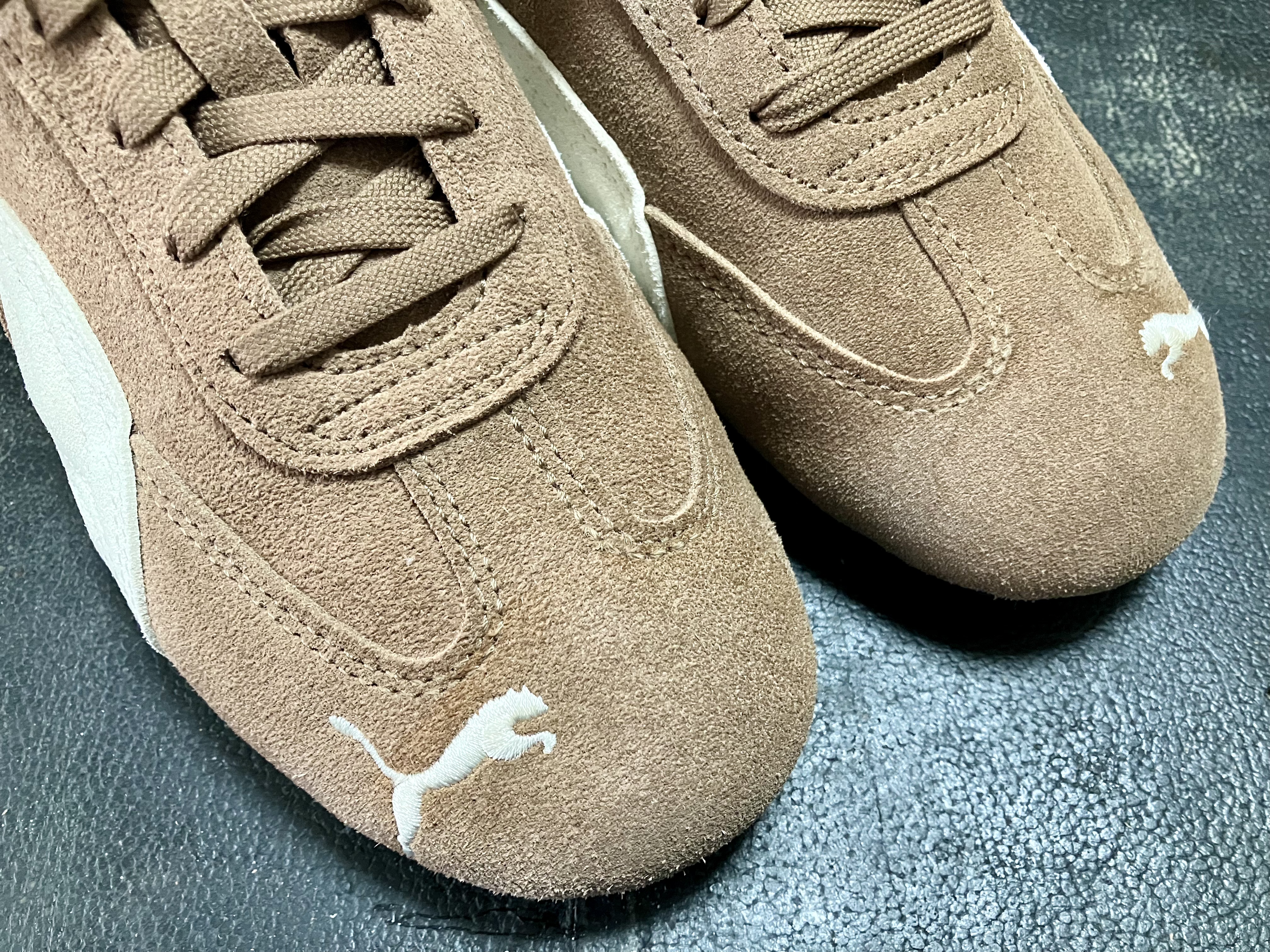 雨ジミを落としたスエードスニーカー