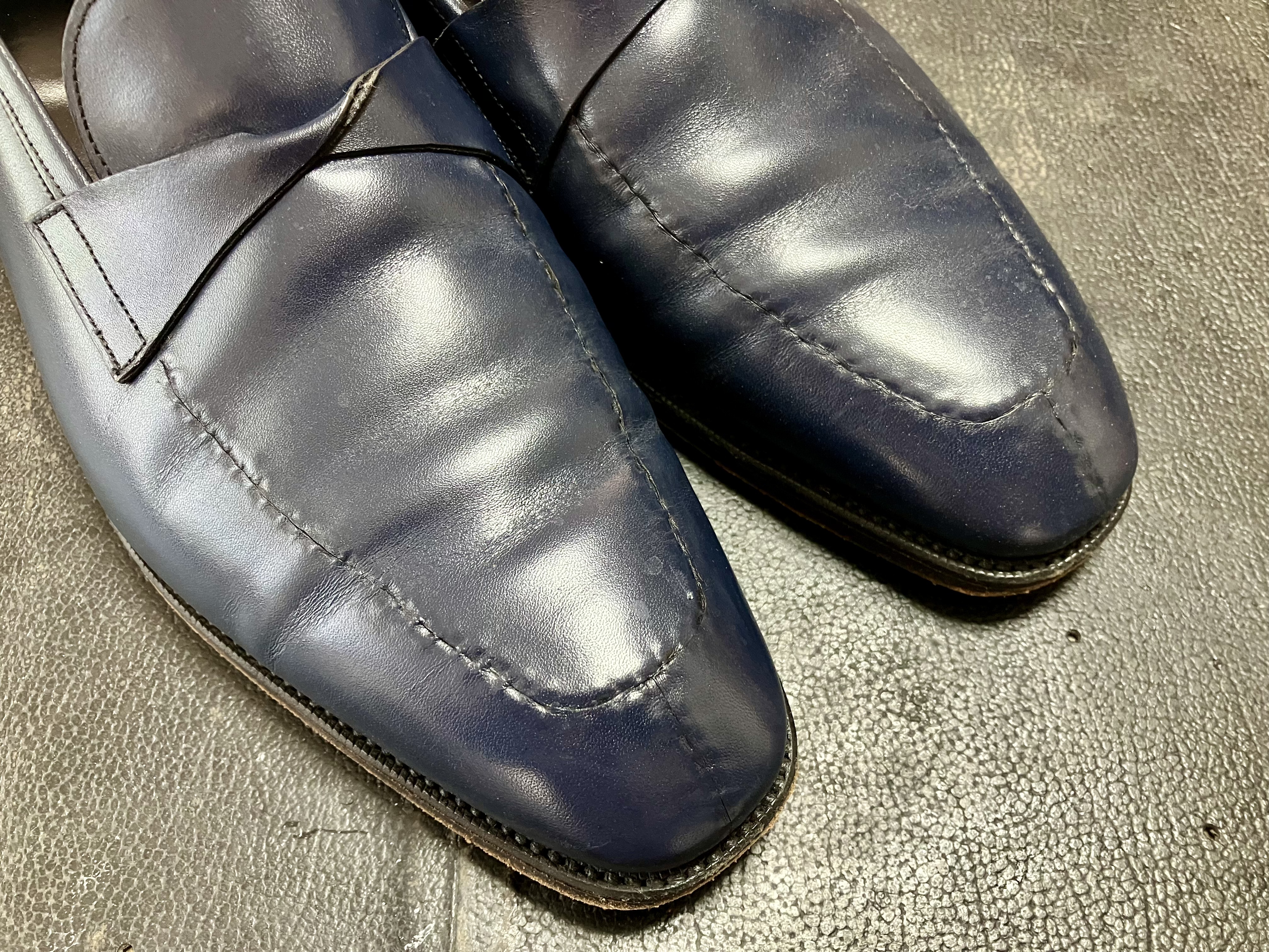 黒染めする前、ネイビーの革靴