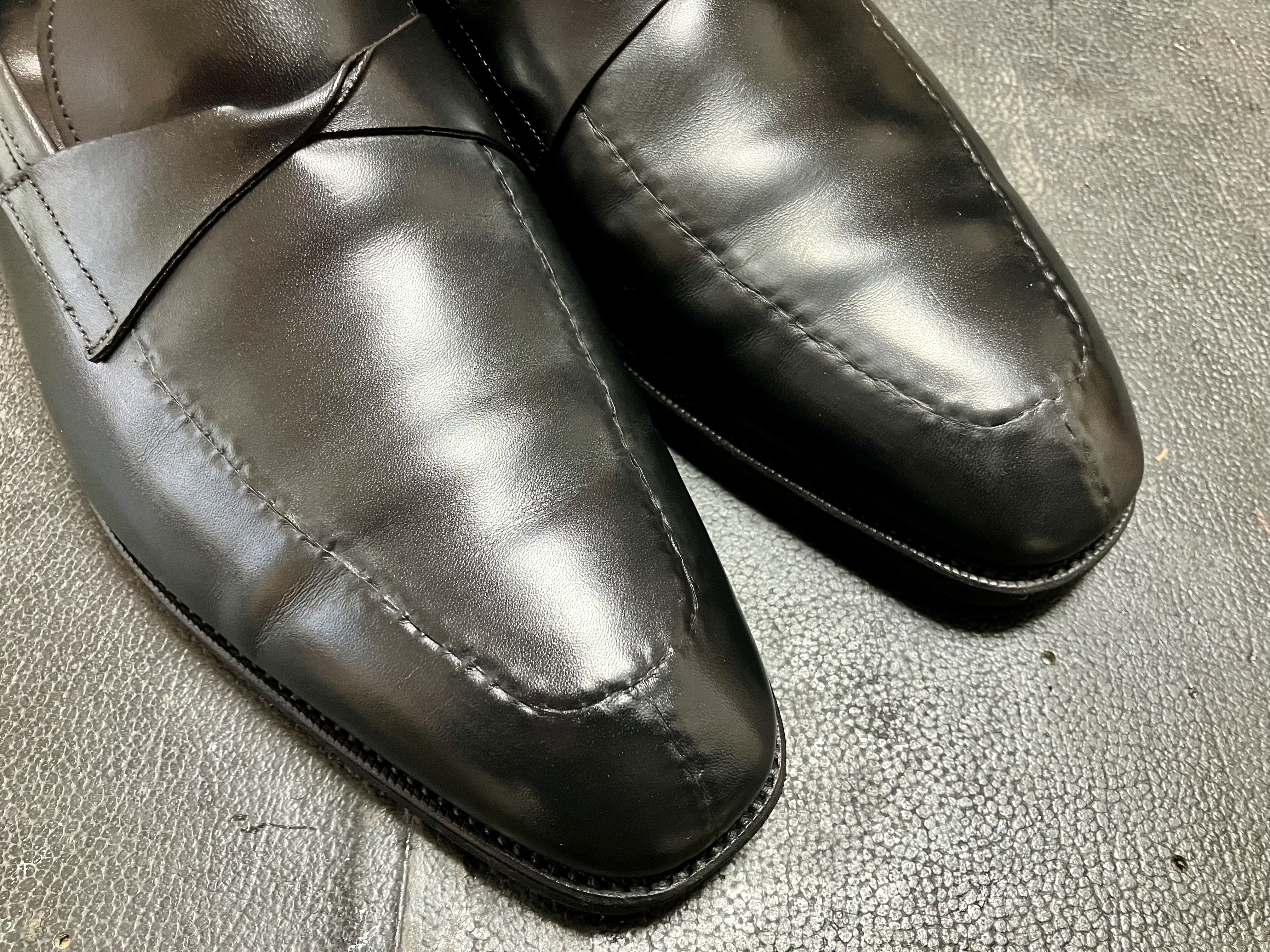 黒染めして仕上げた革靴