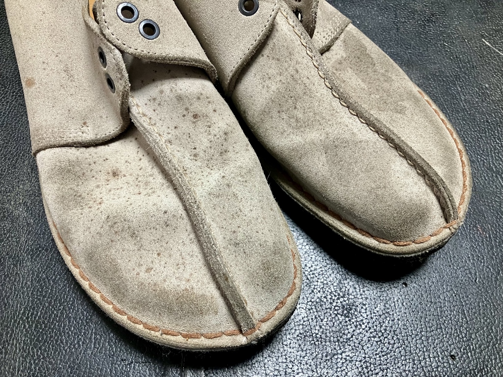 キズ、汚れが目立つスエードのショートブーツ