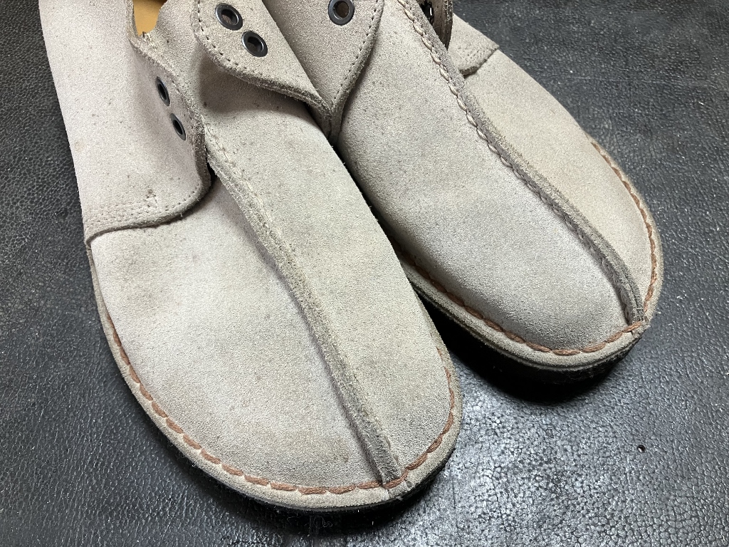 丸洗いクリーニングでカビ、汚れを落としたスエードのショートブーツ