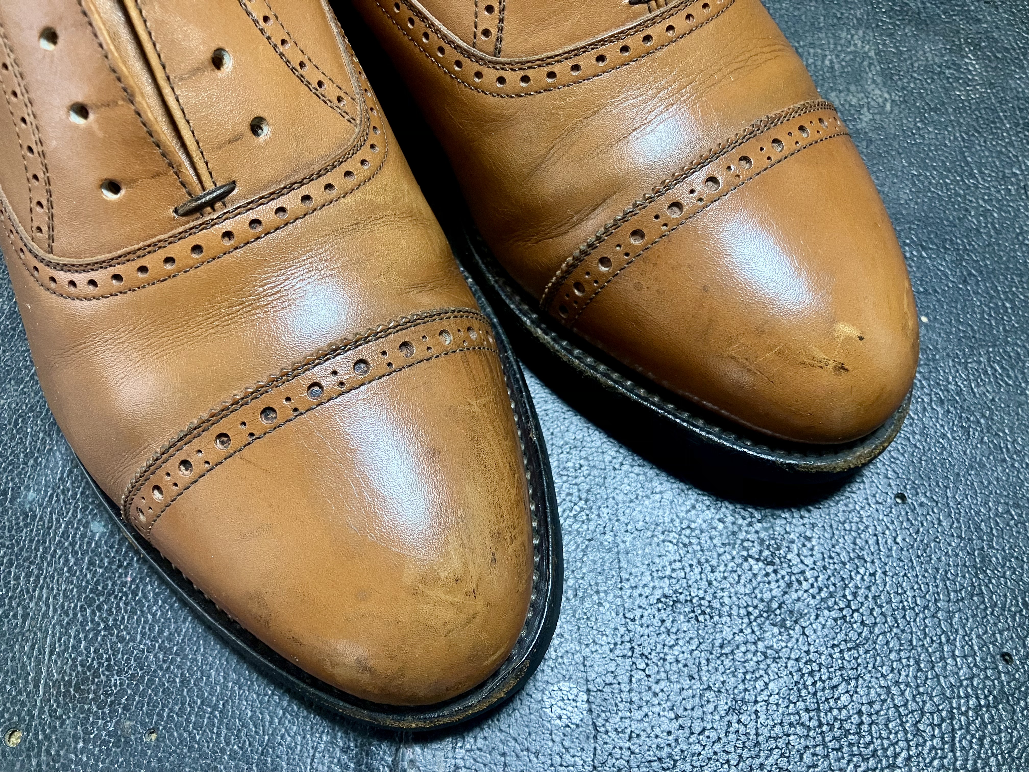 つま先に目立つキズ、こすれ跡