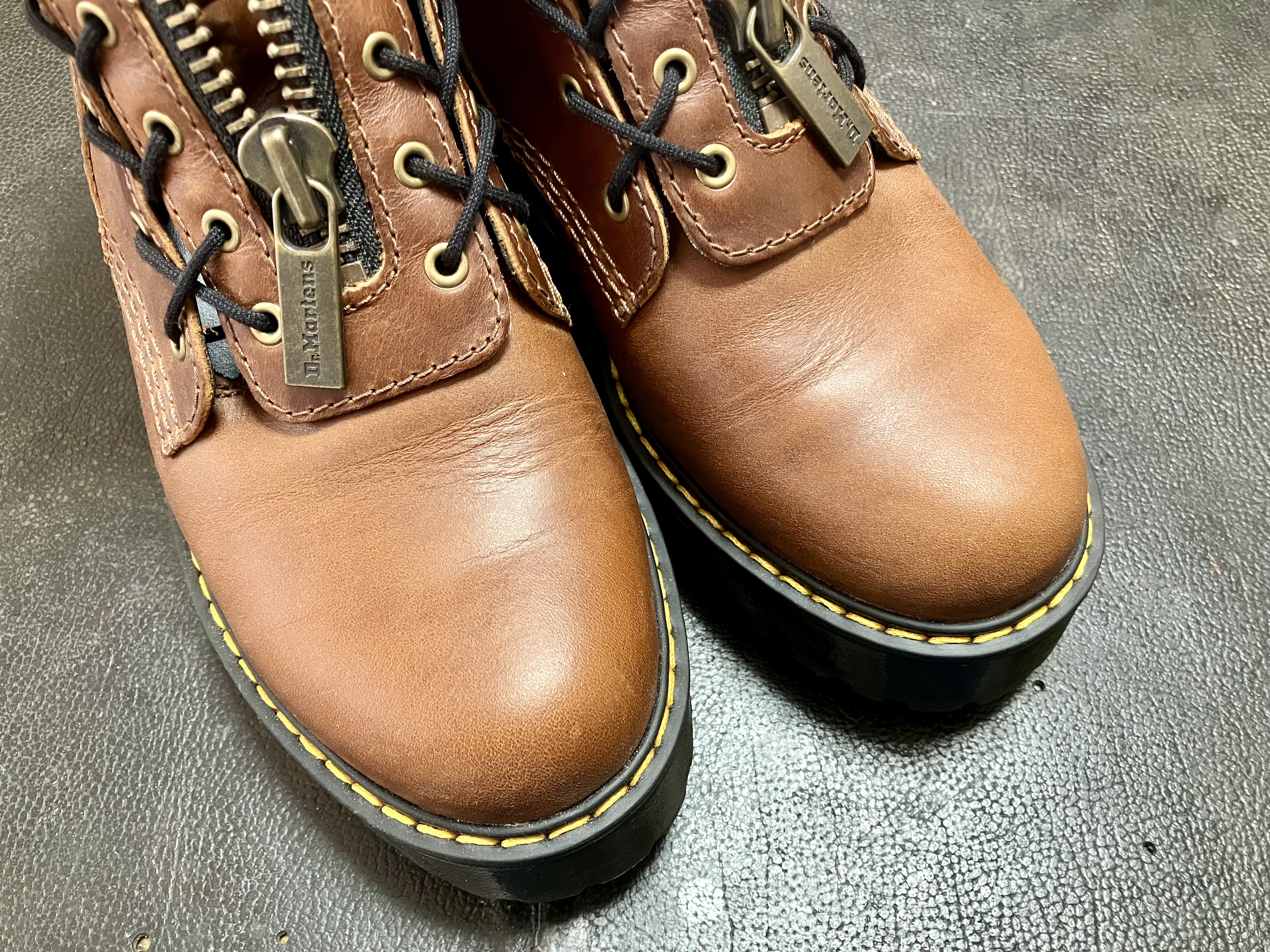 染め替え前のドクターマーチンのつま先