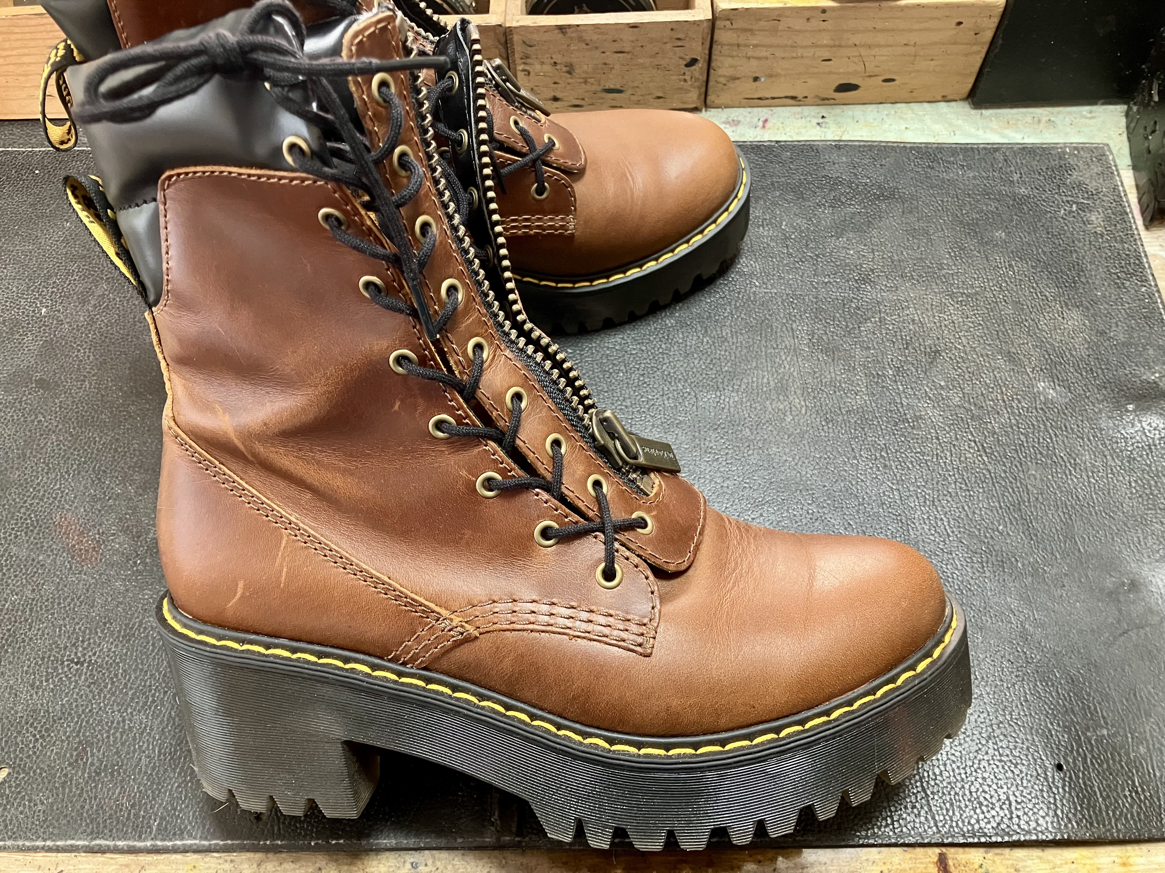 染め替え前のドクターマーチンの側面